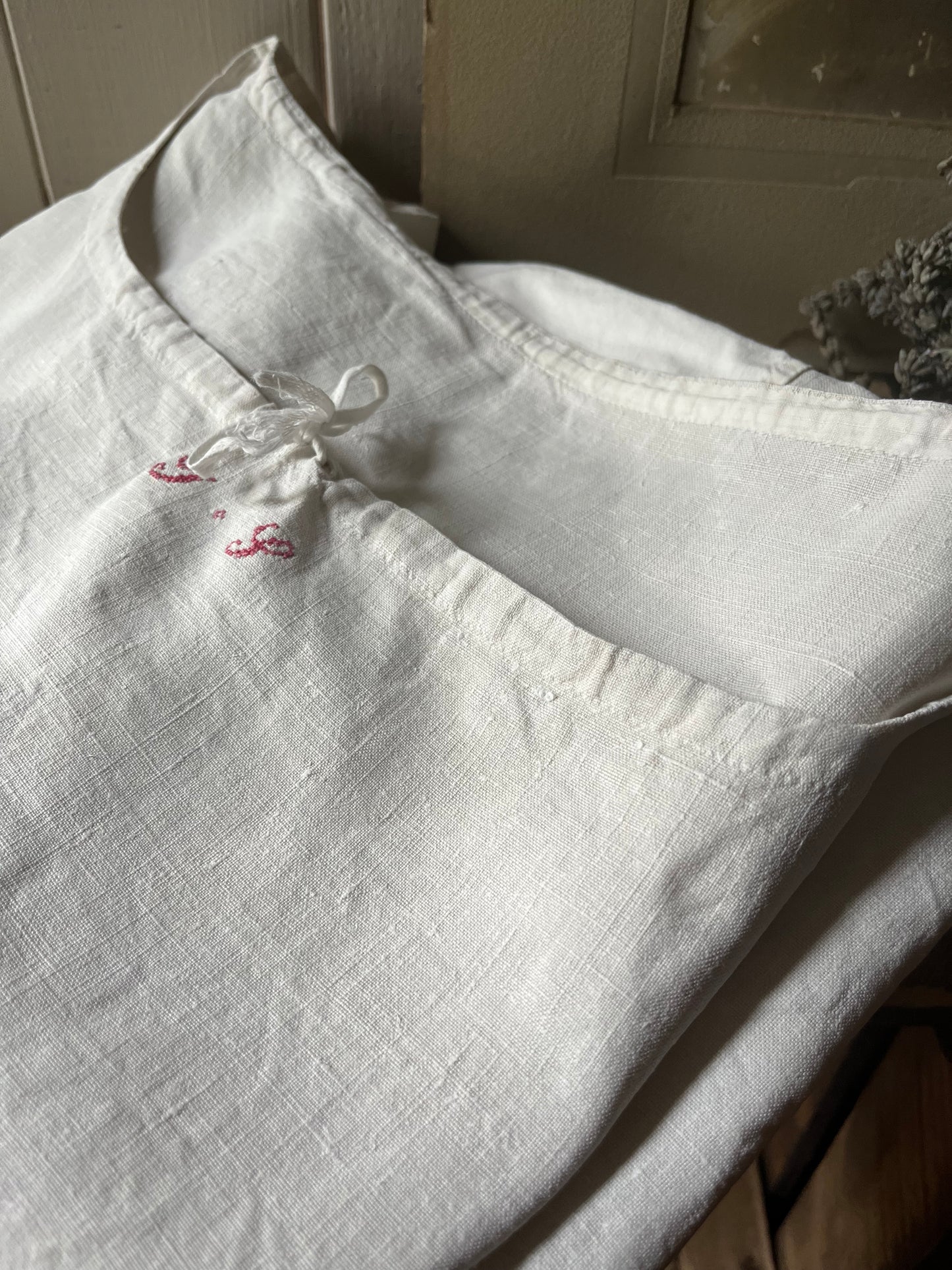 Altes, französisches Kleid mit Monogramm, sattes Leinen, L