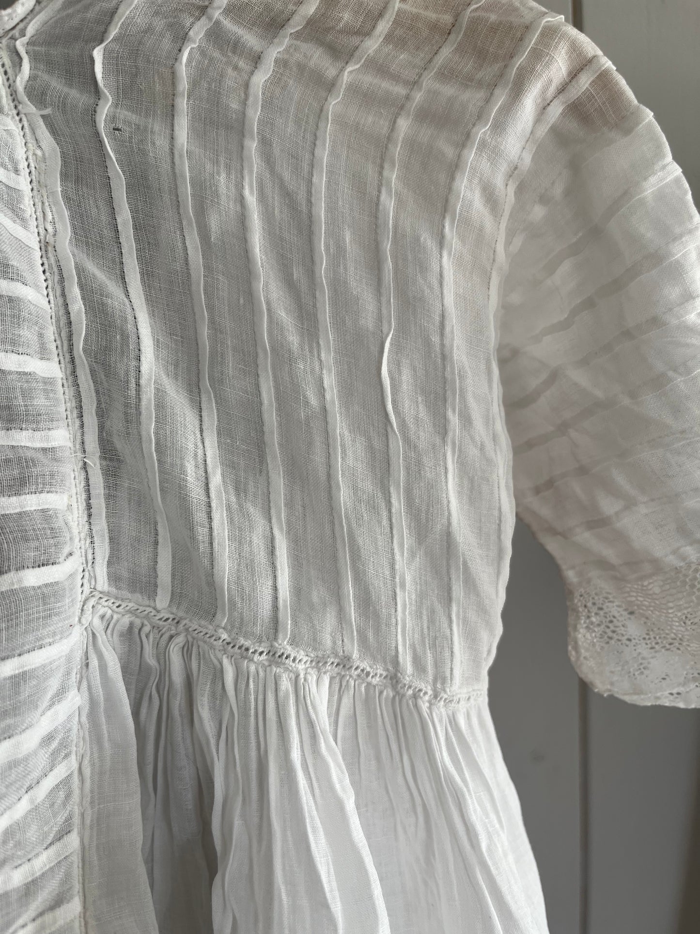 Absolute Rarität: Mademoiselles delikates Kleid mit Blüten und Spitze