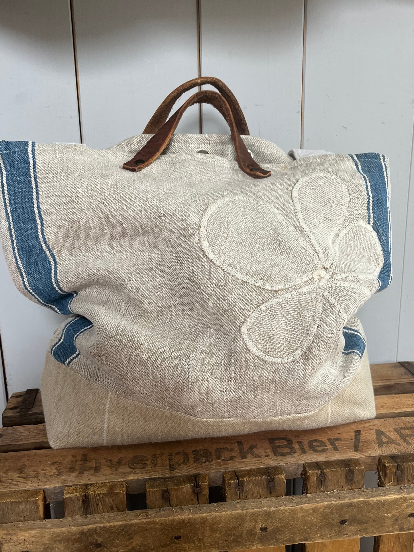 Very Vintage: Große Tasche aus altem Leinensack mit Streifen und Blüten