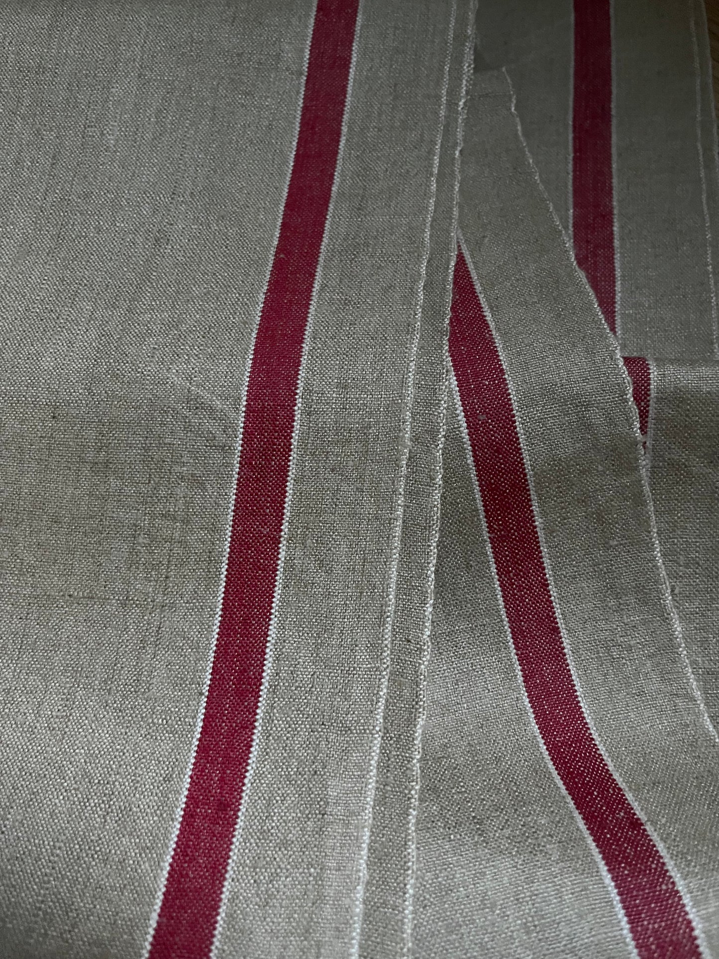 Schönes, unbenutztes Mangeltuch mit rot/weißem Streifen 300 x 90