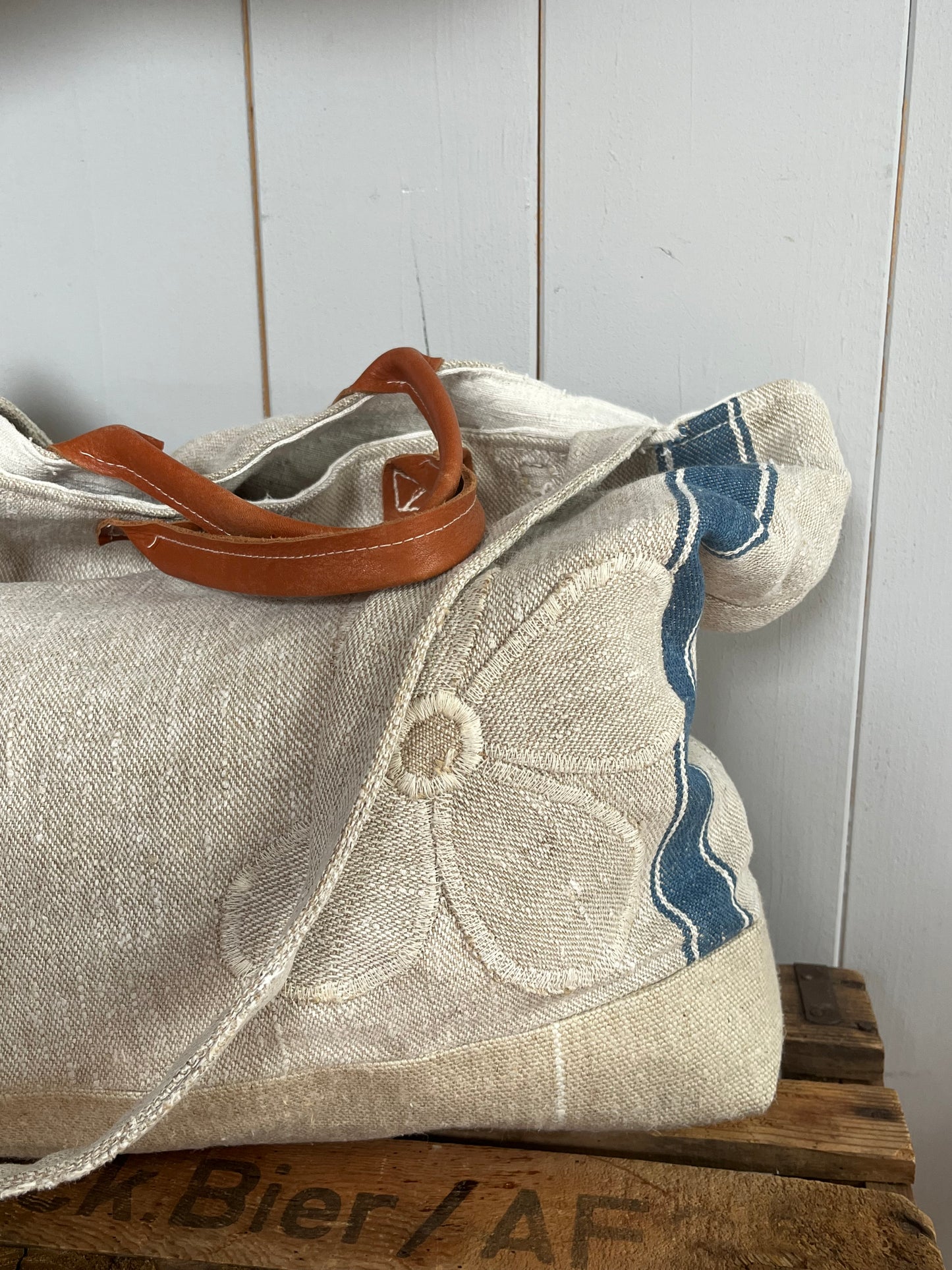 Very Vintage: Große Tasche aus altem Leinensack mit Streifen und Blüten