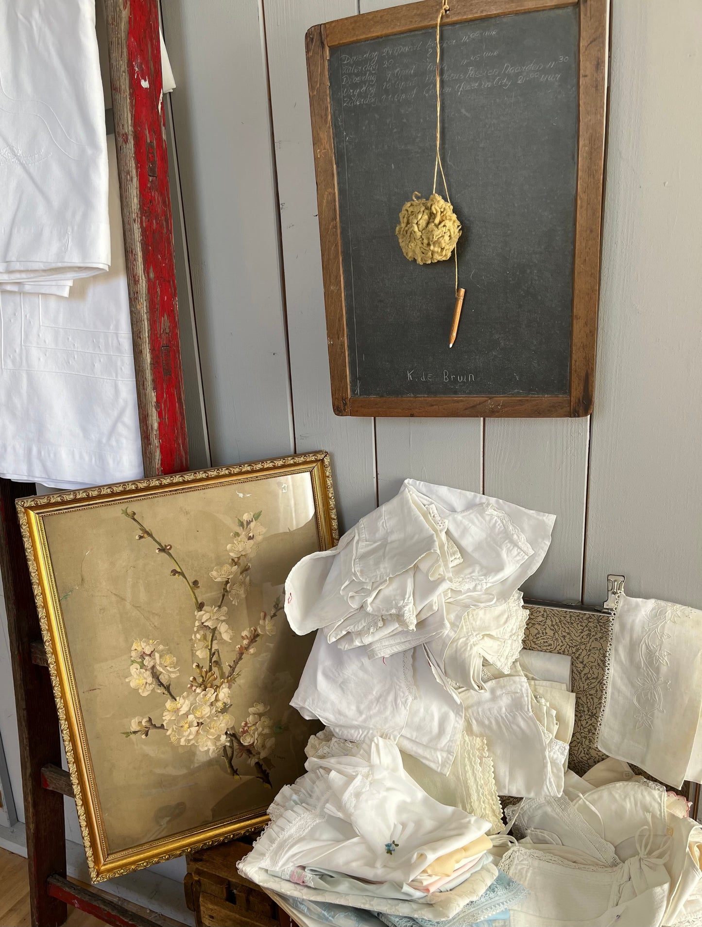 Altes, schweres Bild mit Blütenzweig hinter Glas, Goldrahmen aus Belgien