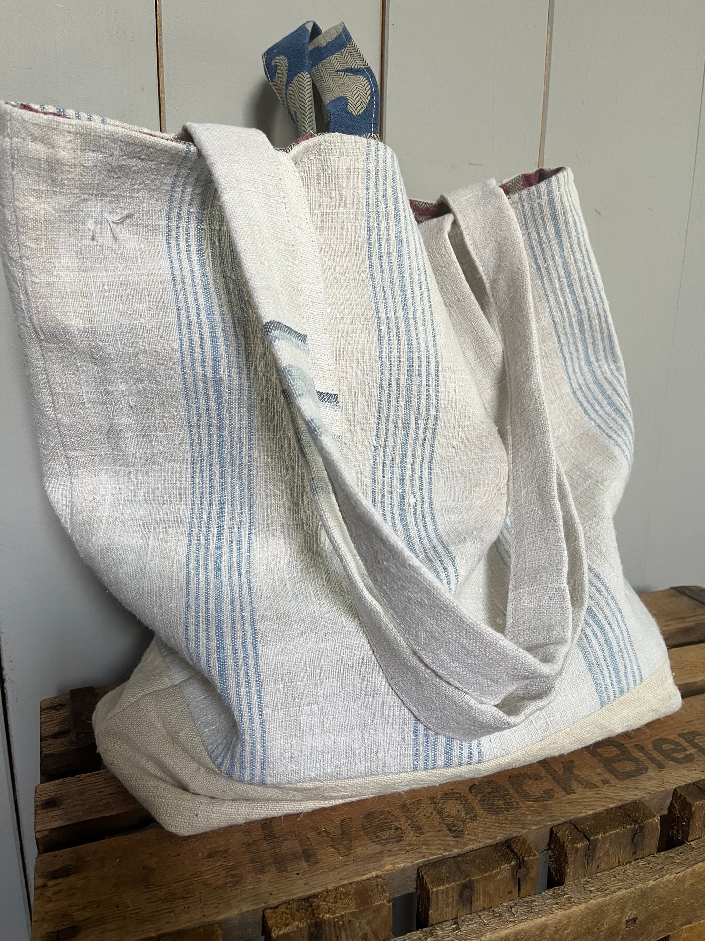 Big: große Tasche aus altem Leinensack mit Streifen und Blüten