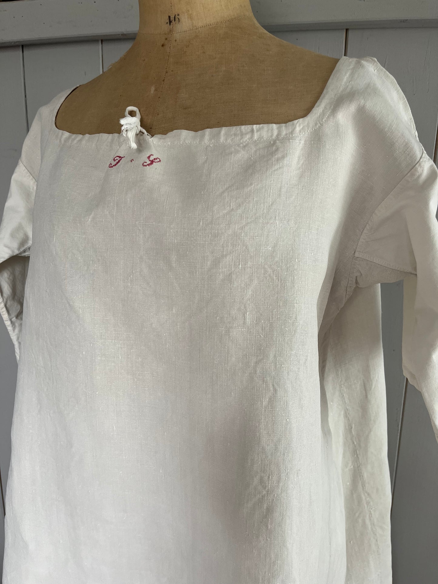 Altes, französisches Kleid mit Monogramm, sattes Leinen, L