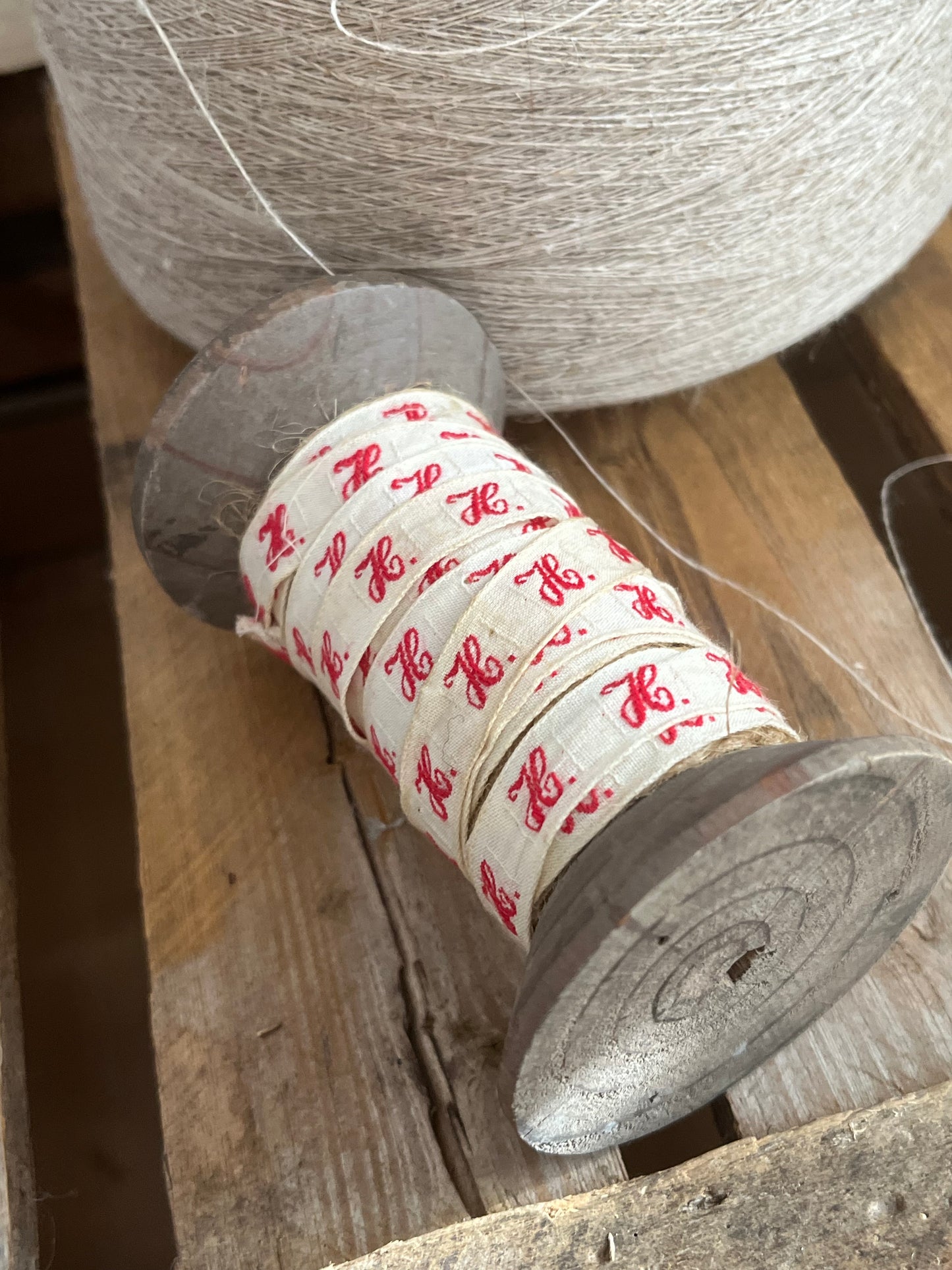 Französische Holzspule mit Wäscheband