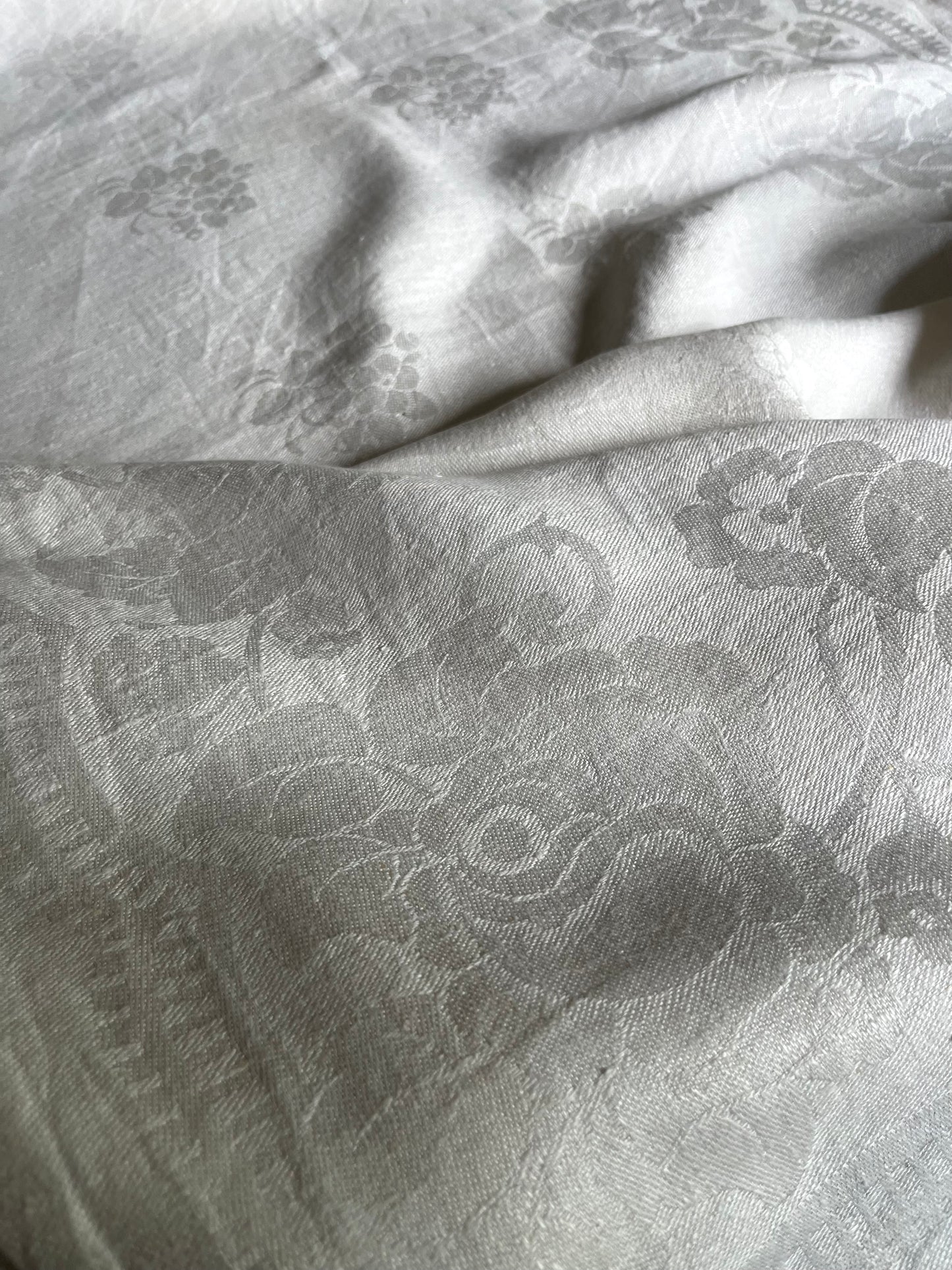 Schwere Tischdecke Damast um 1920 mit prächtigen Blumenmotiven 160 x 128