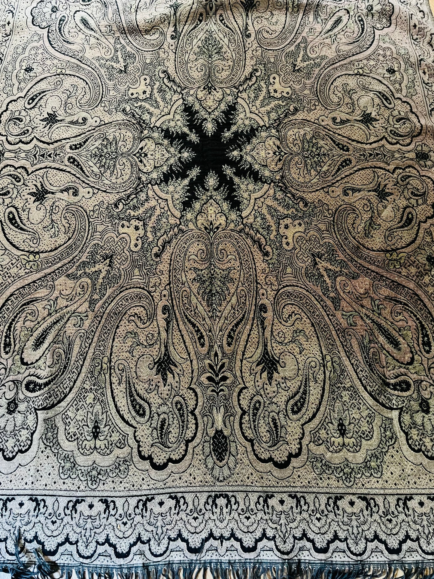 Große und beeindruckende Paisleydecke aus Frankreich 175 x 130