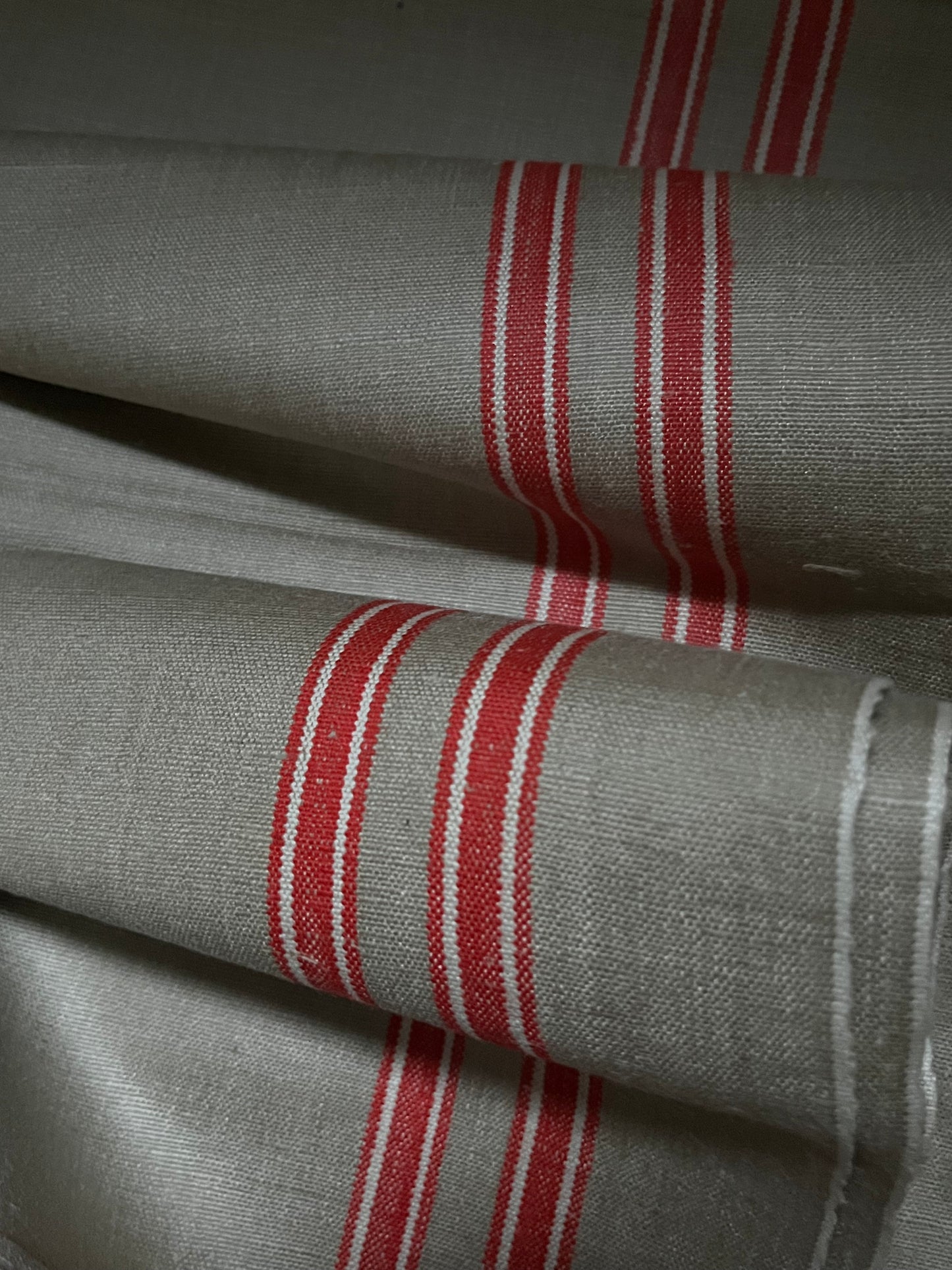 Großes unbenutztes Mangeltuch mit rot/weißen Streifen 300 x 89