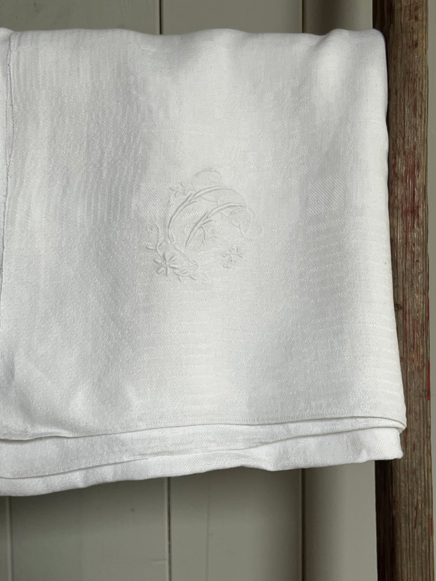 Alte Tischdecke Damast mit elegantem Monogramm „D“ 160 x 115 - kleine Defekte