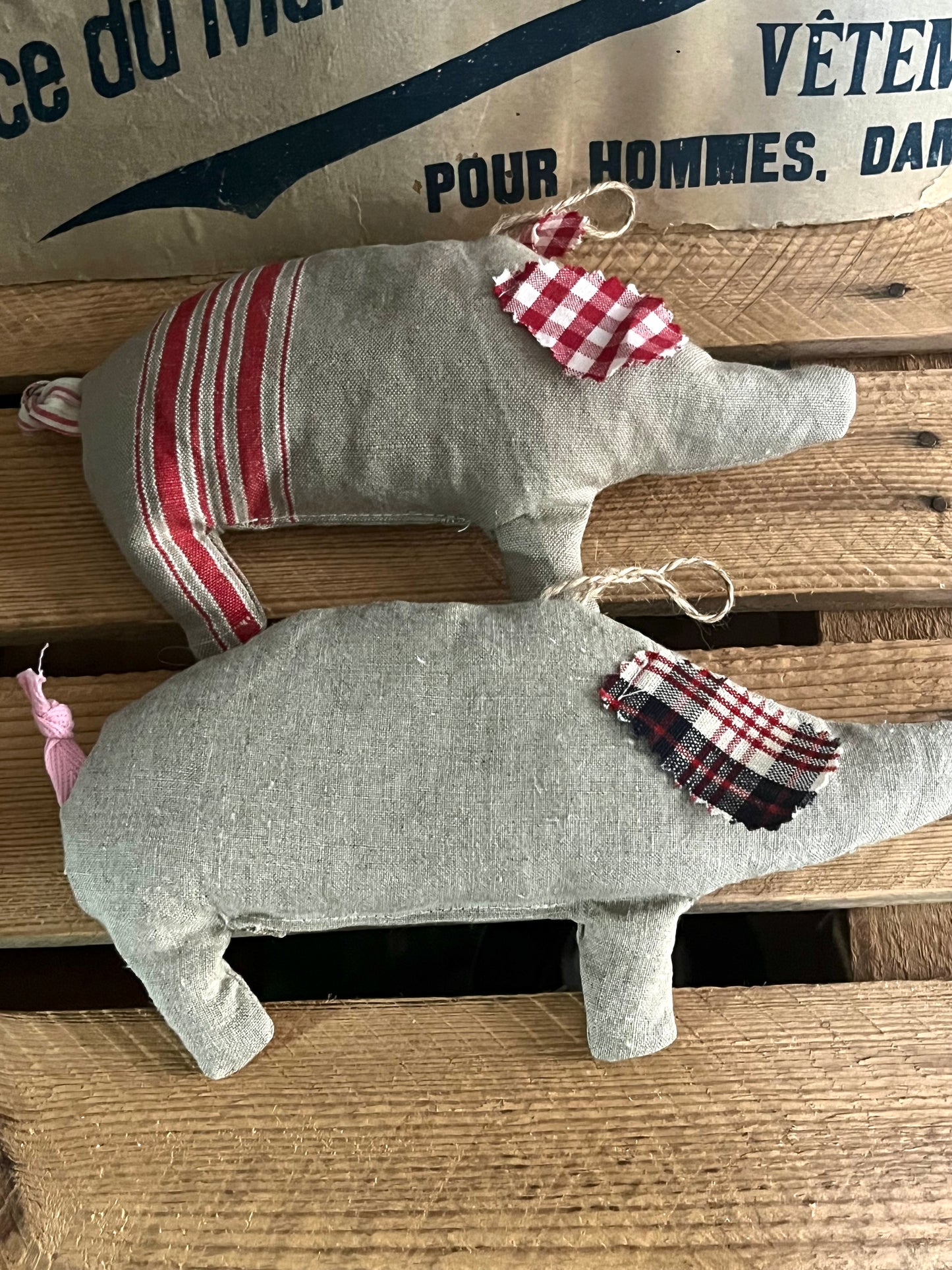 Glückliches Duo: 2 Lavendel-Schweine aus altem Leinen