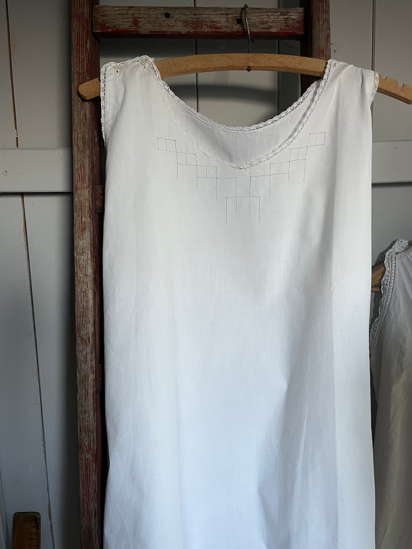 Kleid aus Frankreich mit Spitze und Lochstickerei