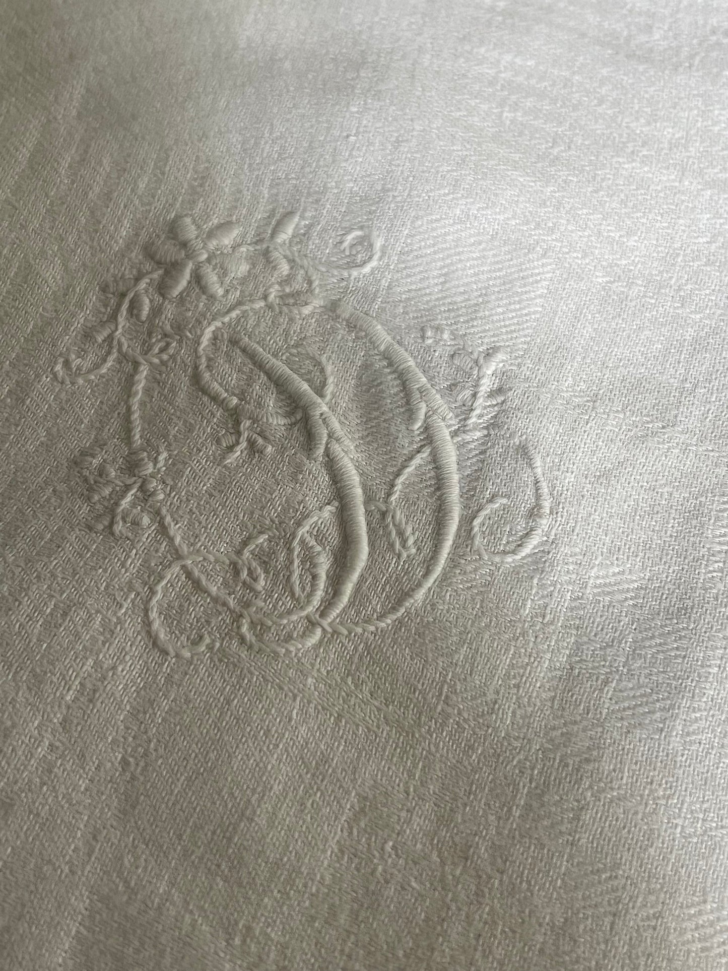 Alte Tischdecke Damast mit elegantem Monogramm „D“ 160 x 115 - kleine Defekte