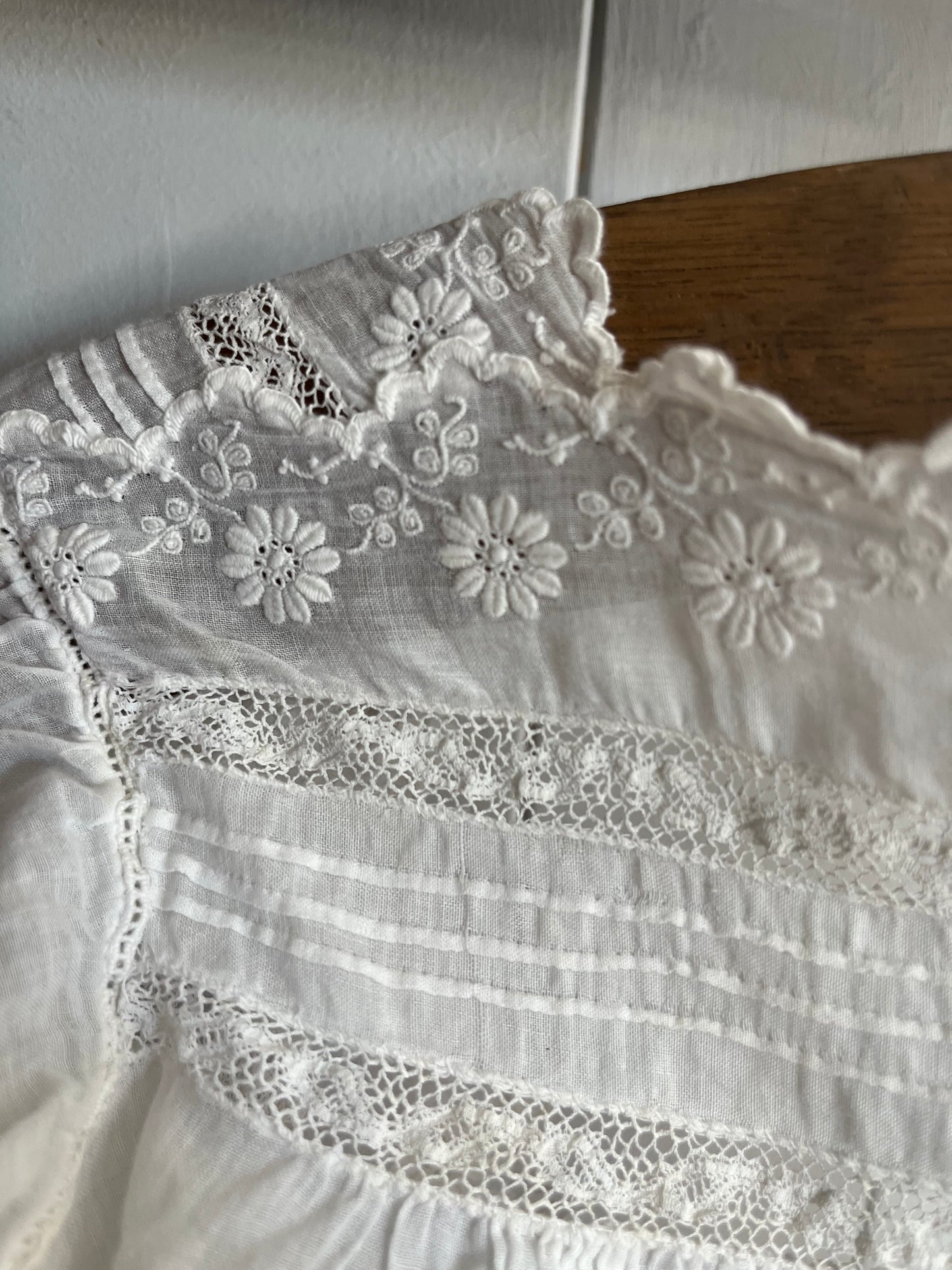 Für Mademoiselle: feines Kleid mit Blüten und Spitze