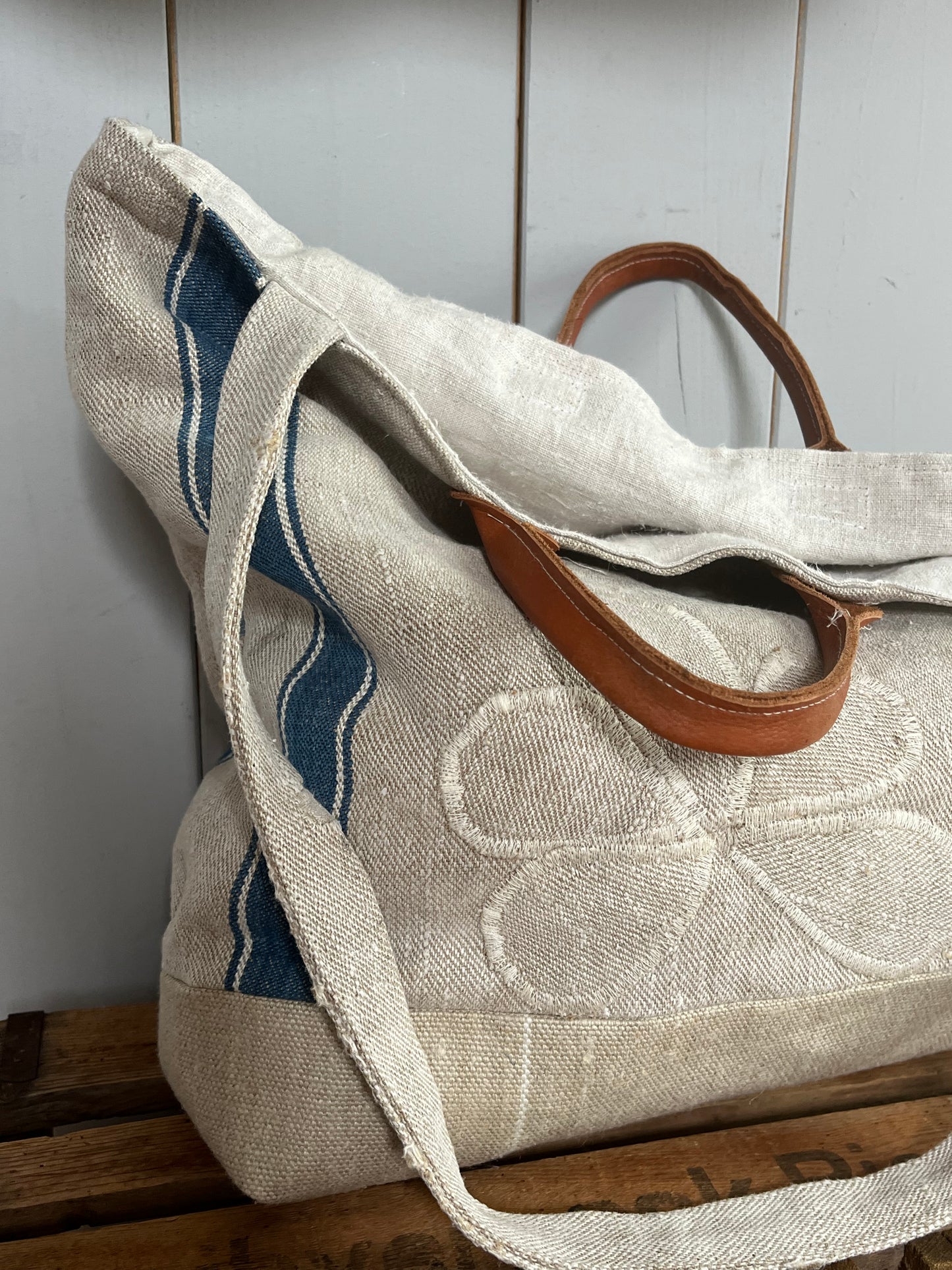 Very Vintage: Große Tasche aus altem Leinensack mit Streifen und Blüten