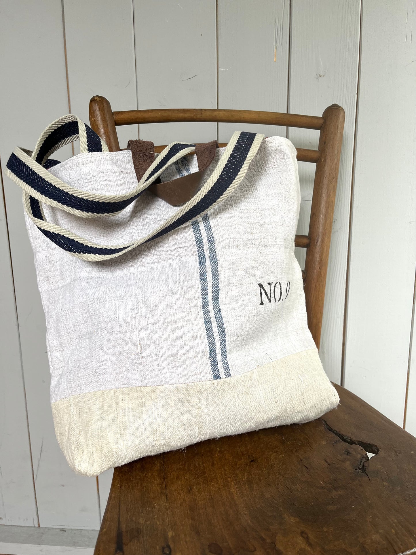 Blau gestreift: Große Tasche aus altem Leinensack