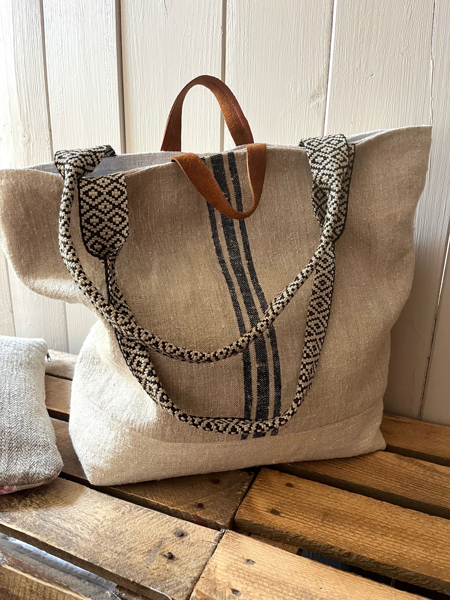 Gestreift: Große Tasche aus altem Leinensack mit Streifen