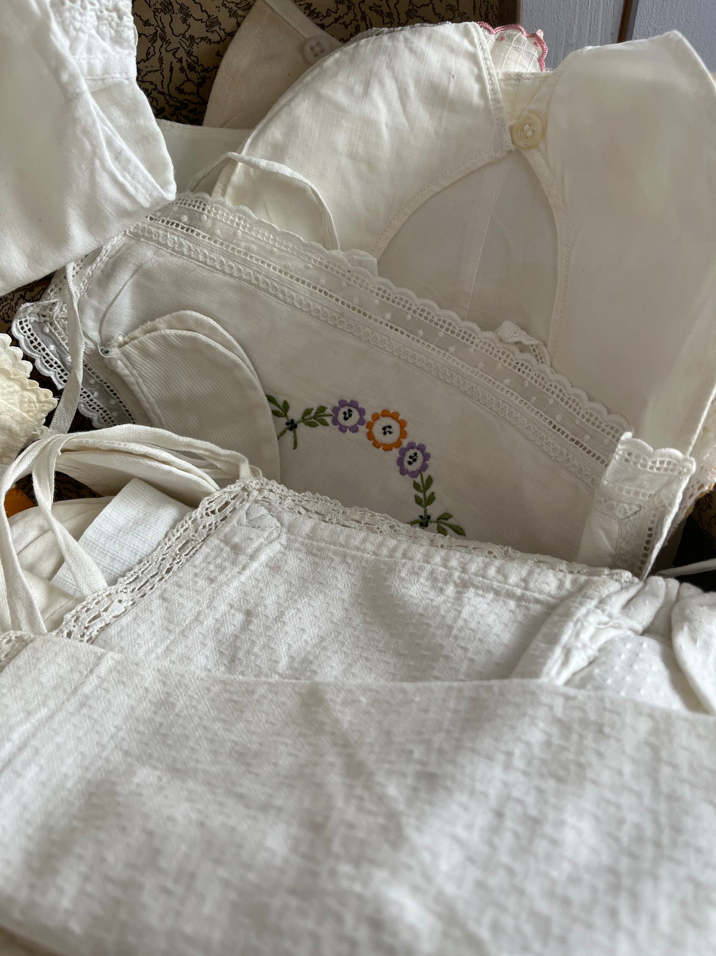 Große Sammlung alte Kinderkleidung in einem Koffer circa 50 Teile aus den 1940er Jahren