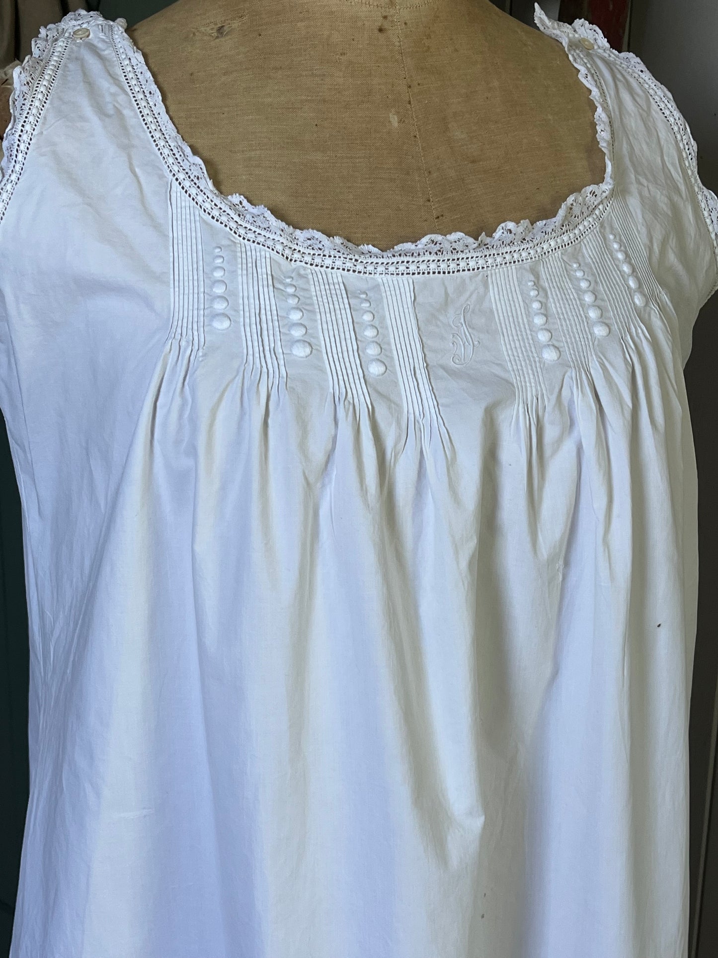 Feines Kleid aus Frankreich mit Monogramm, Spitze und Mängeln