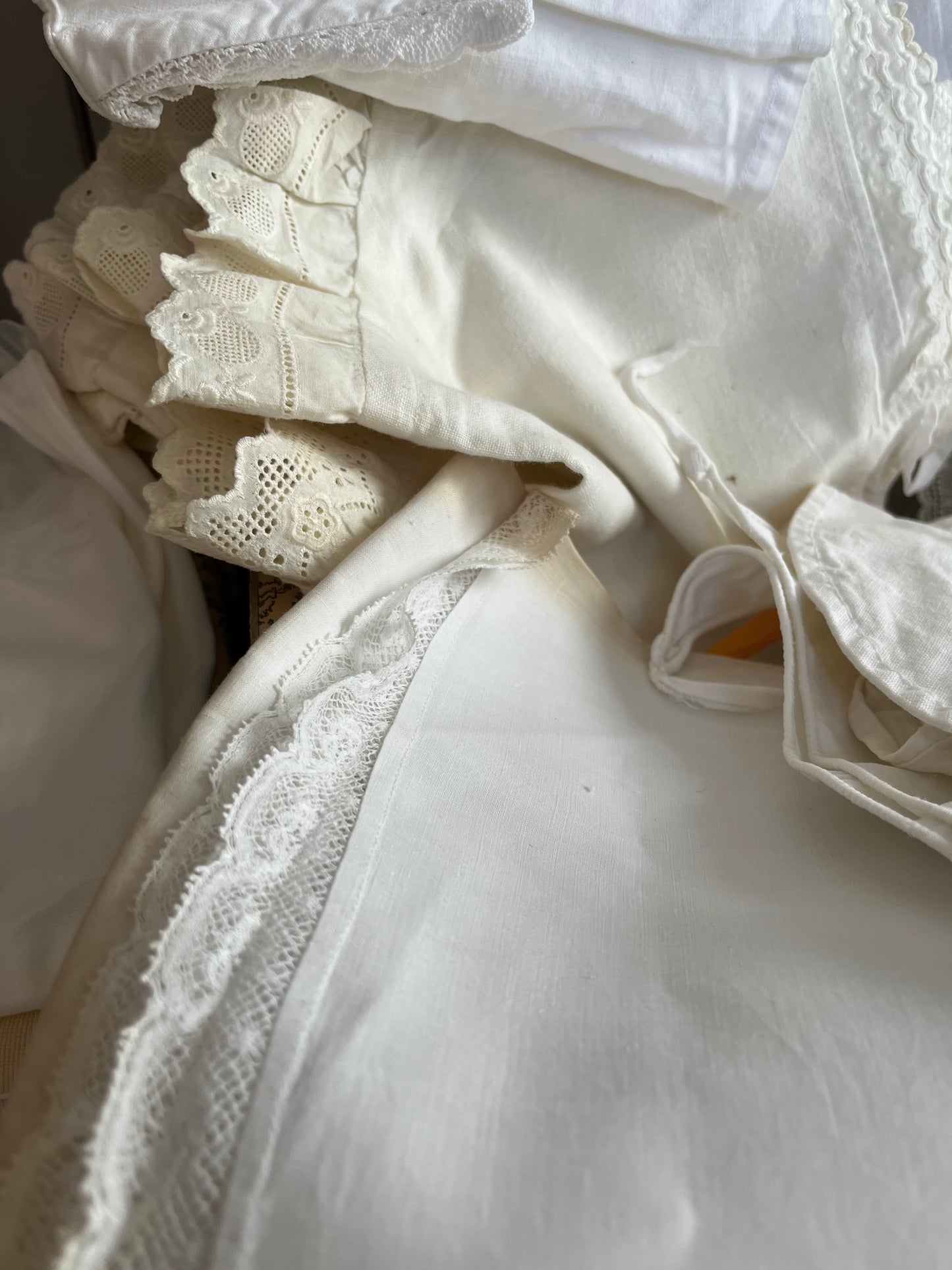 Große Sammlung alte Kinderkleidung in einem Koffer circa 50 Teile aus den 1940er Jahren