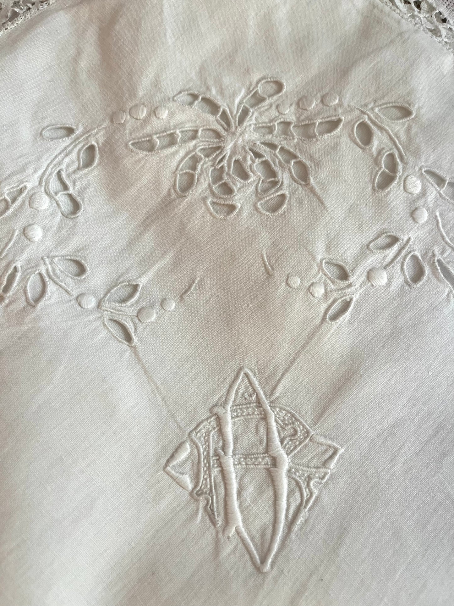 Großes Prunkkissen Frankreich feinstes Leinen mit Richelieu und Monogramm