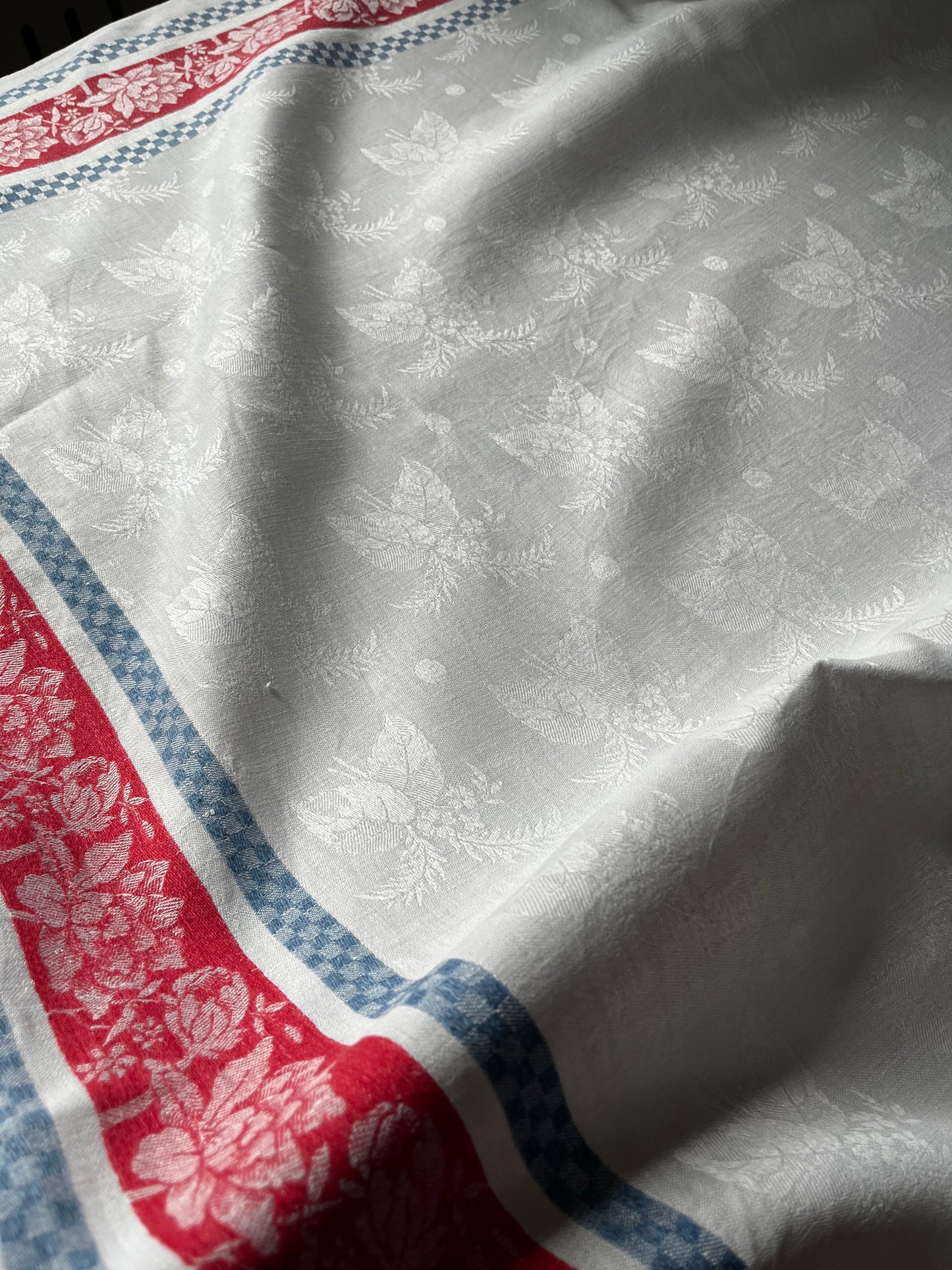 Prachtstück für die Tafel: Leinen Damast Decke in Blau /Weiß/Rot 126 x 126