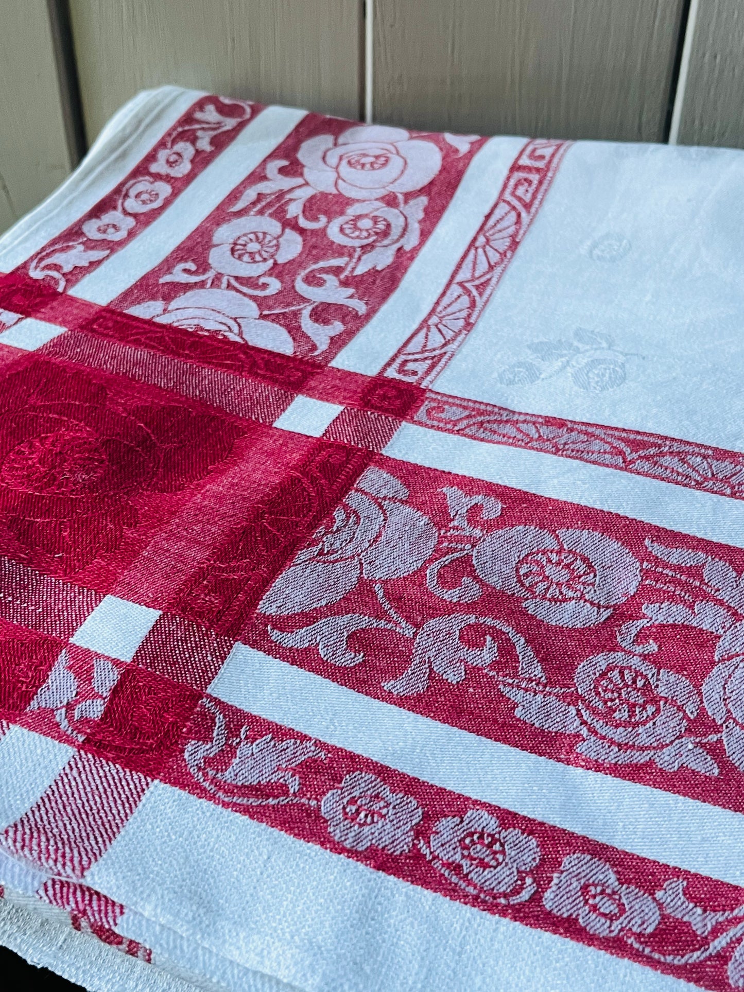 Französische Damastdecke Rot/Weiß 155 x 130