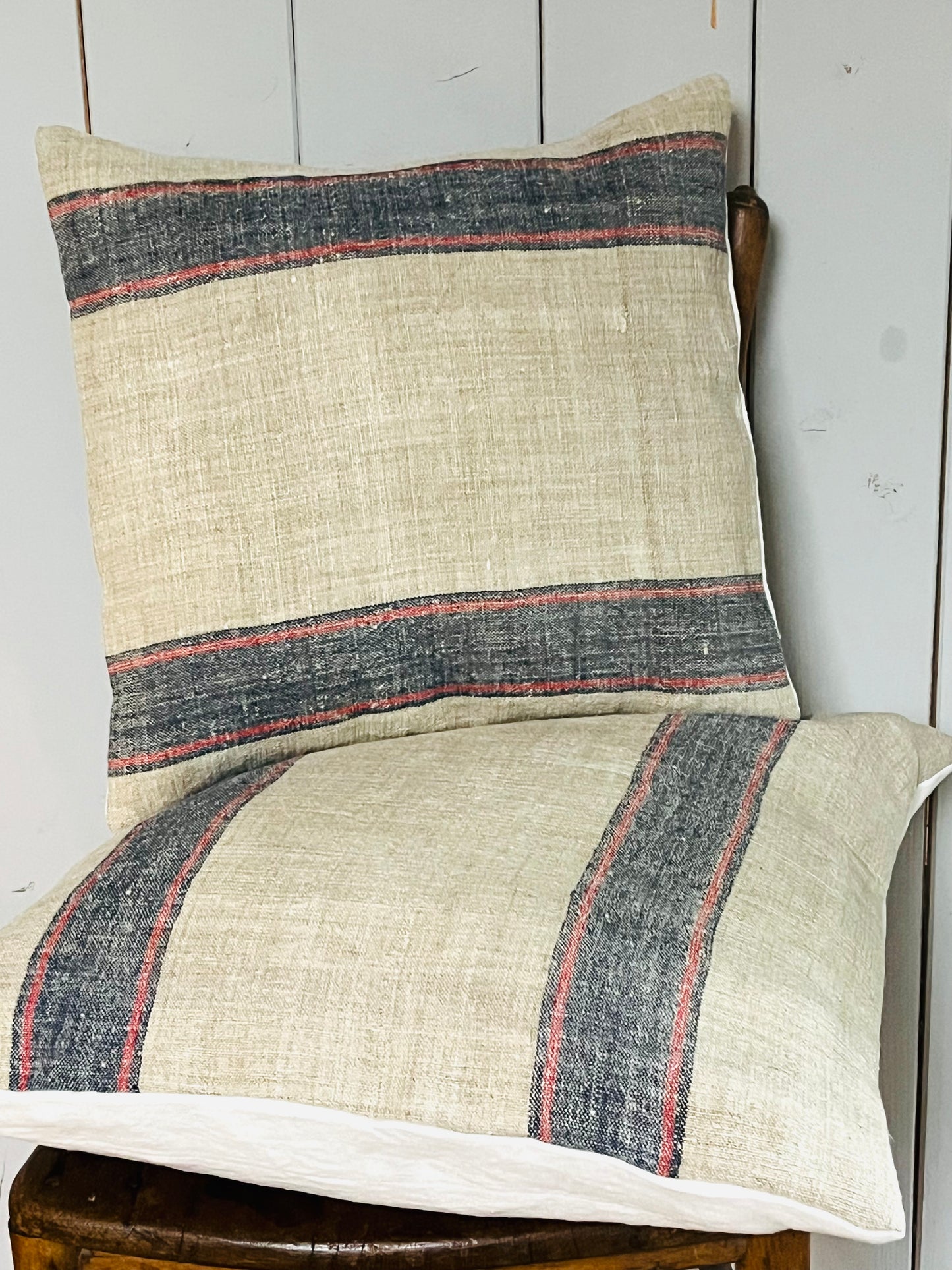 Blau/Rot gestreift: Vintage Kissen aus altem Leinensack 50 x 50