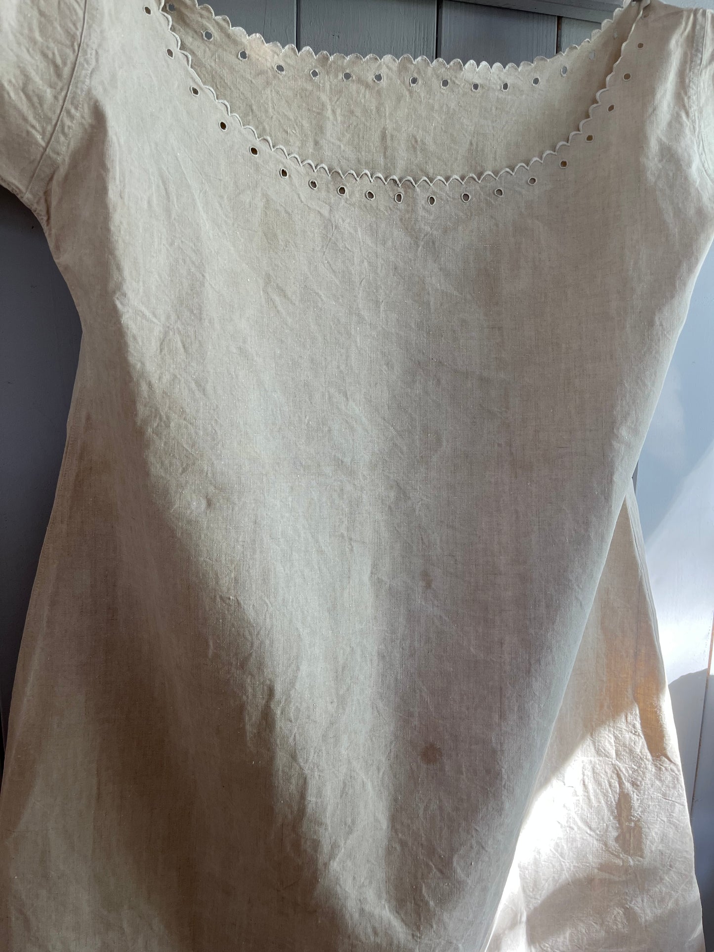 altes Leinenkleid aus Frankreich, Naturfarben, mit Bogenkante und Lochstickerei.