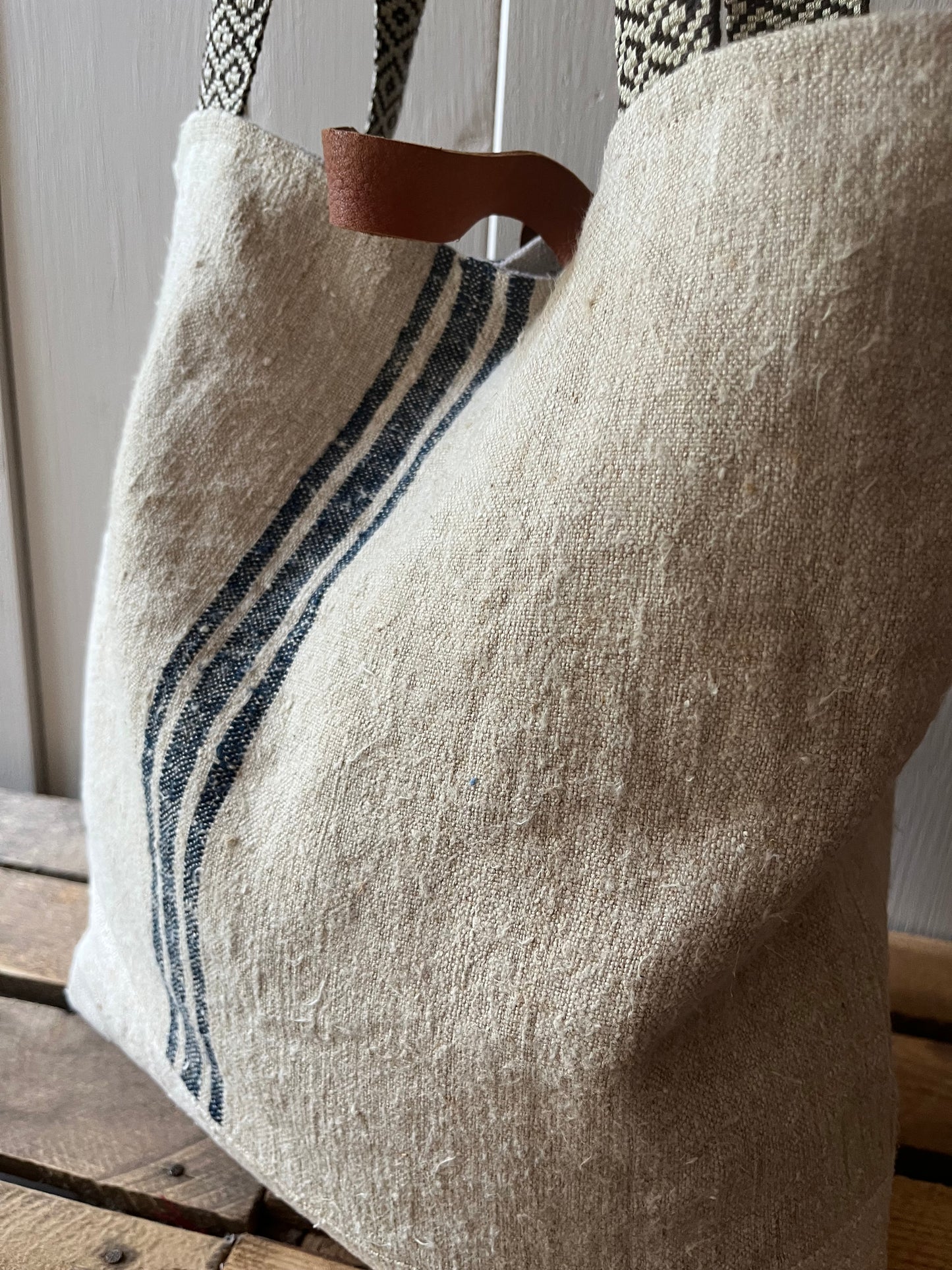 Gestreift: Große Tasche aus altem Leinensack mit Streifen