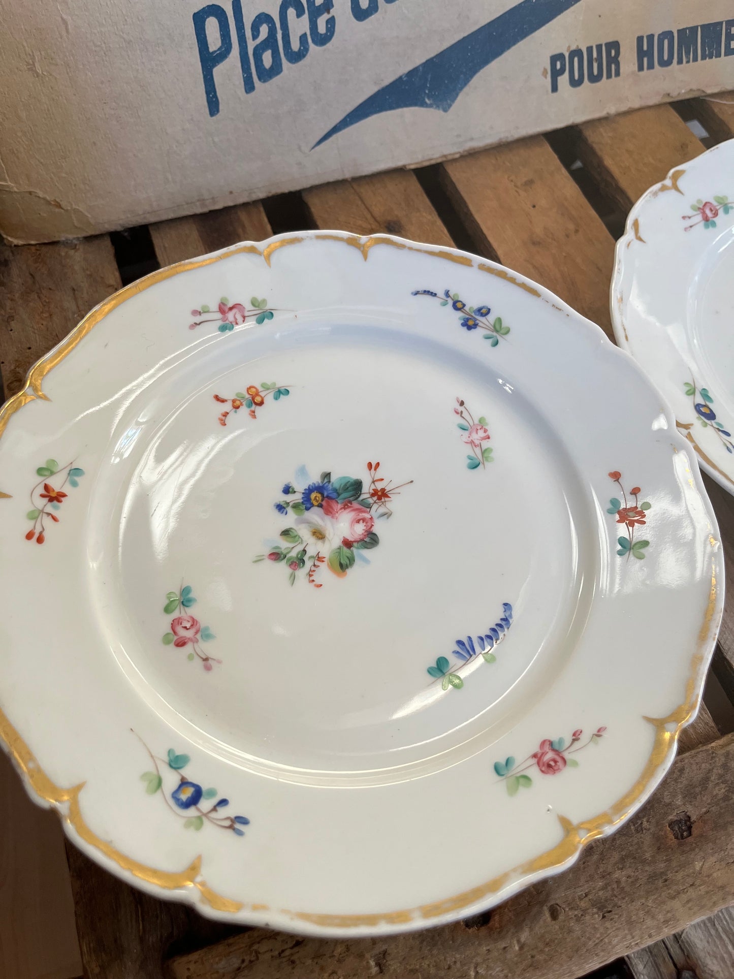 Vier sehr alte und schöne französische Teller mit Goldrand und Blumendekor