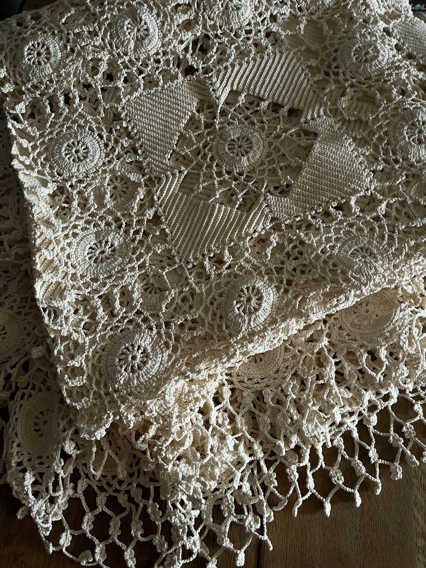 2,4 Kilo Brocken: Tagesdecke Häkeldecke aus Belgien 205 x 210