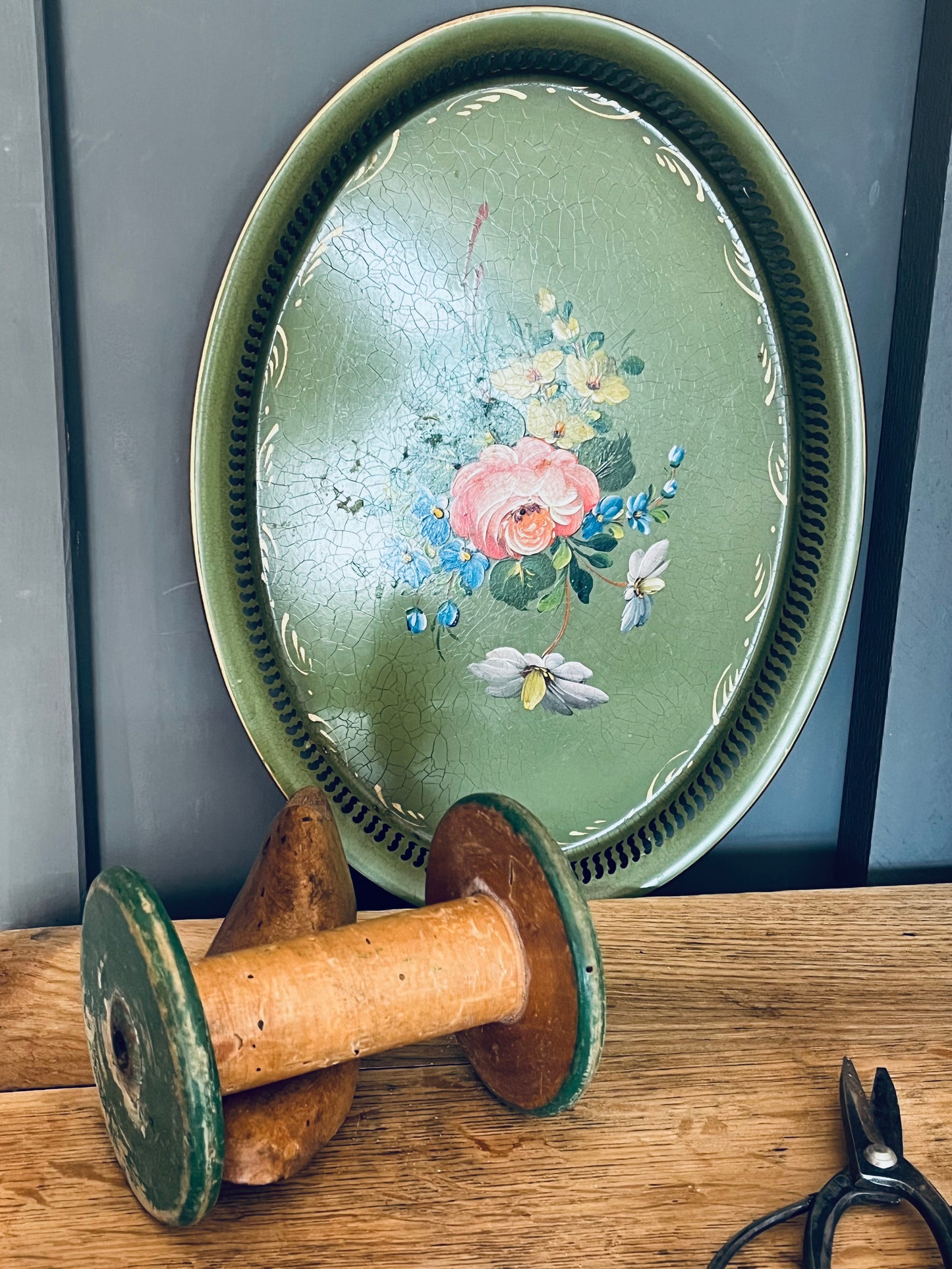 Altes Tablett mit Bauernmalerei