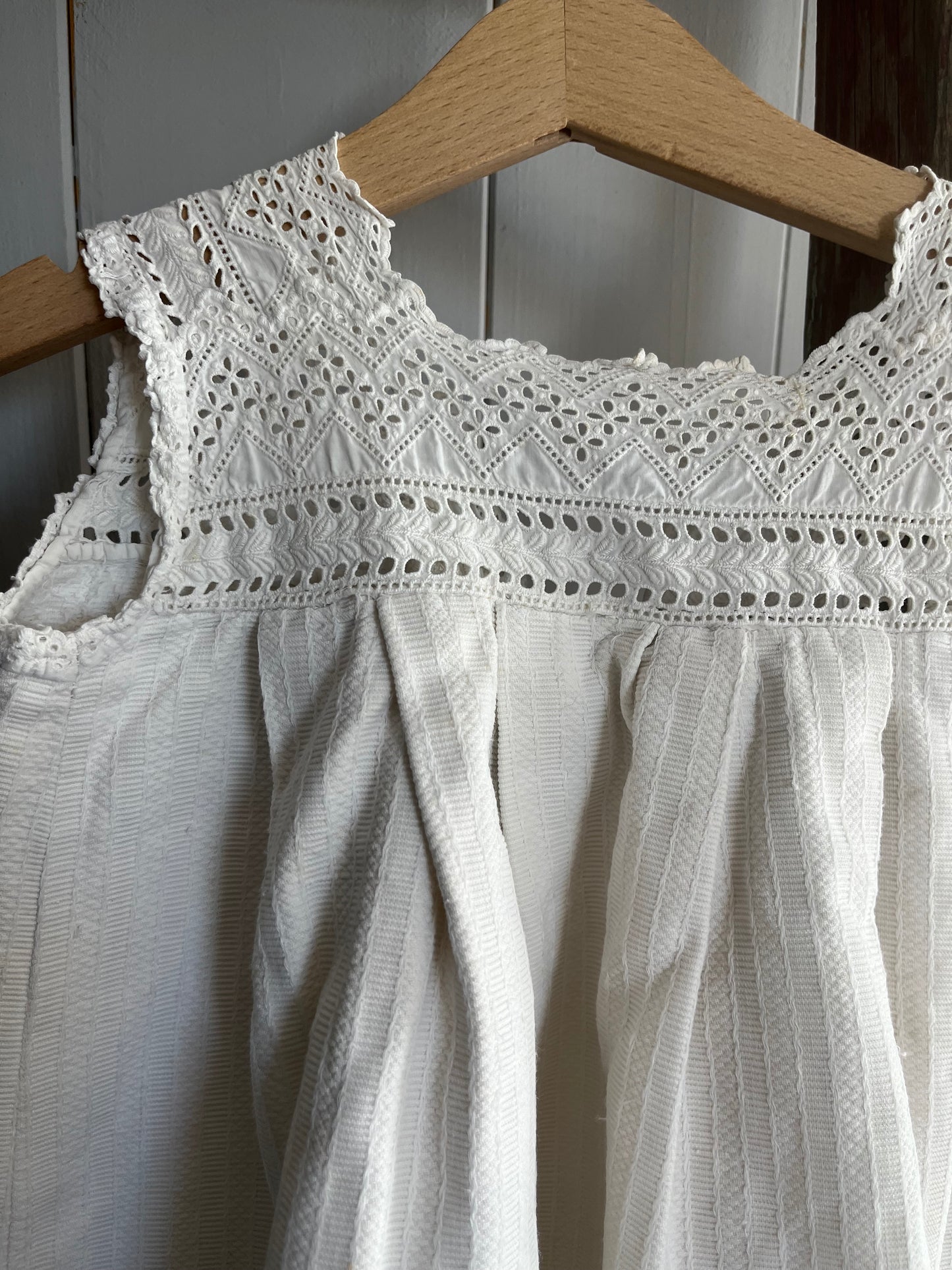Für Mademoiselle: Kleid mit Spitze