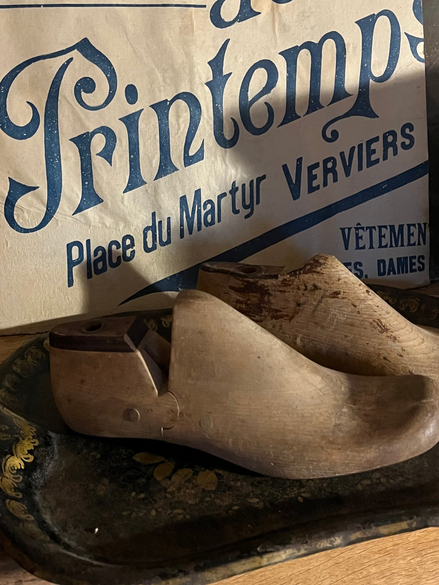 2 große, schwere Holz-Schuhleisten aus Belgien