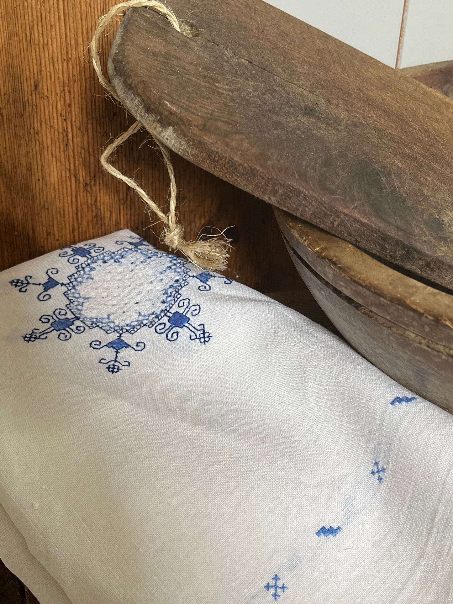 Handarbeit in Blau/Weiß: Leinendecke in bestem Zustand 135 x 130