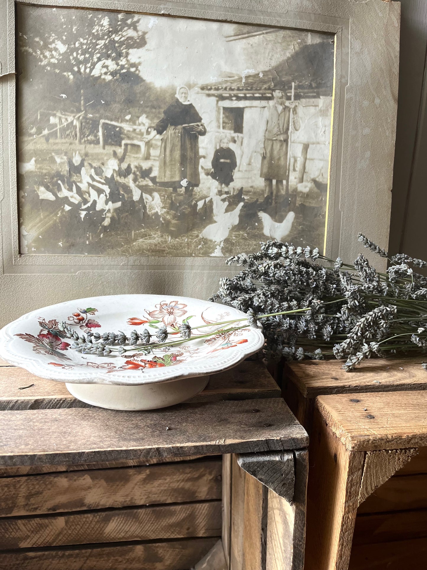 Rarität: sehr alte amerikanische Etagere Keramik mit opulenten Blumen und Patina