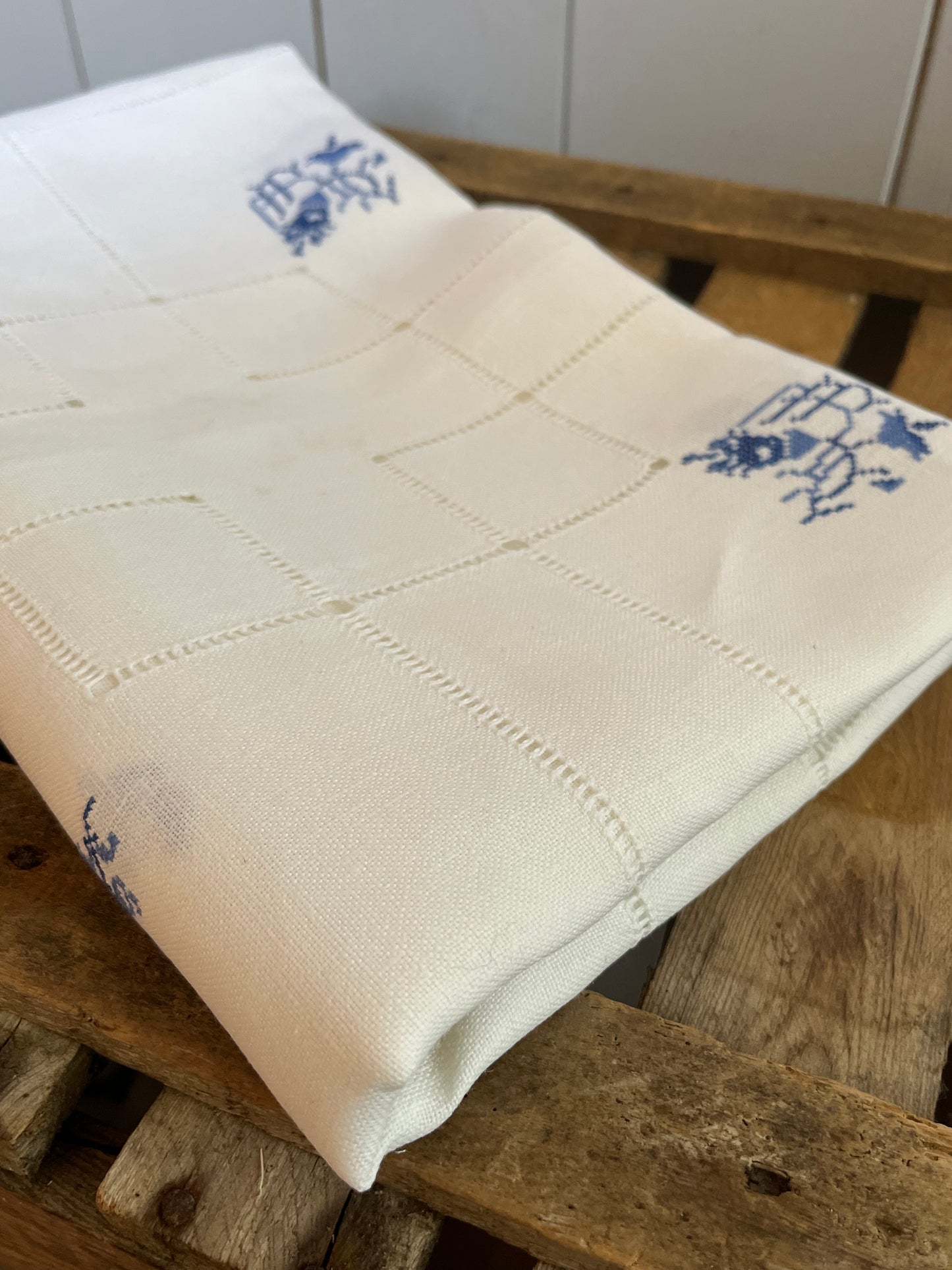 Feine große Tischdecke Leinen mit viel Hohlsaum und blauen gestickten Blüten