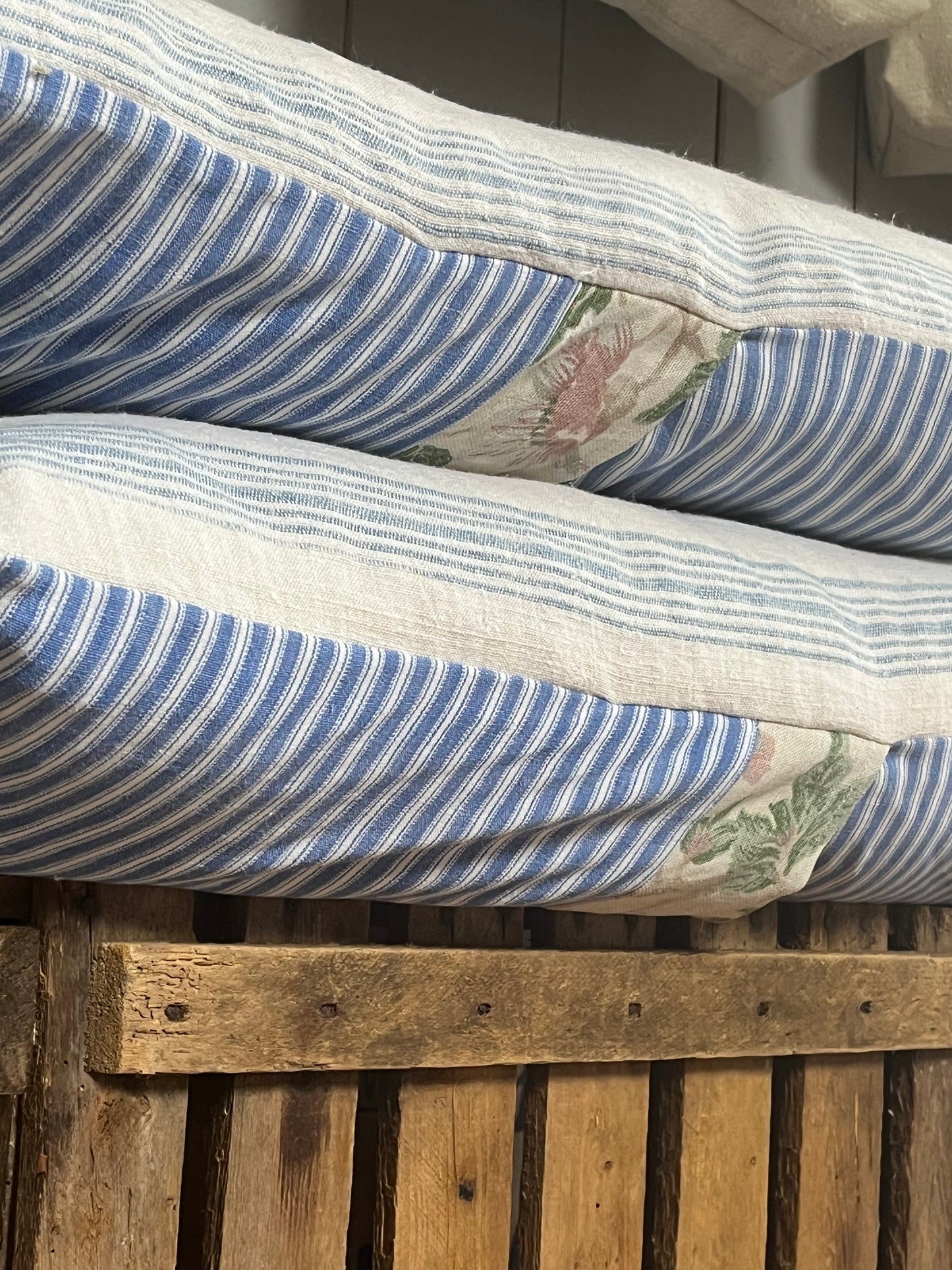 Großes Kissen blau/weiß 70 x 40 aus altem Leinen
