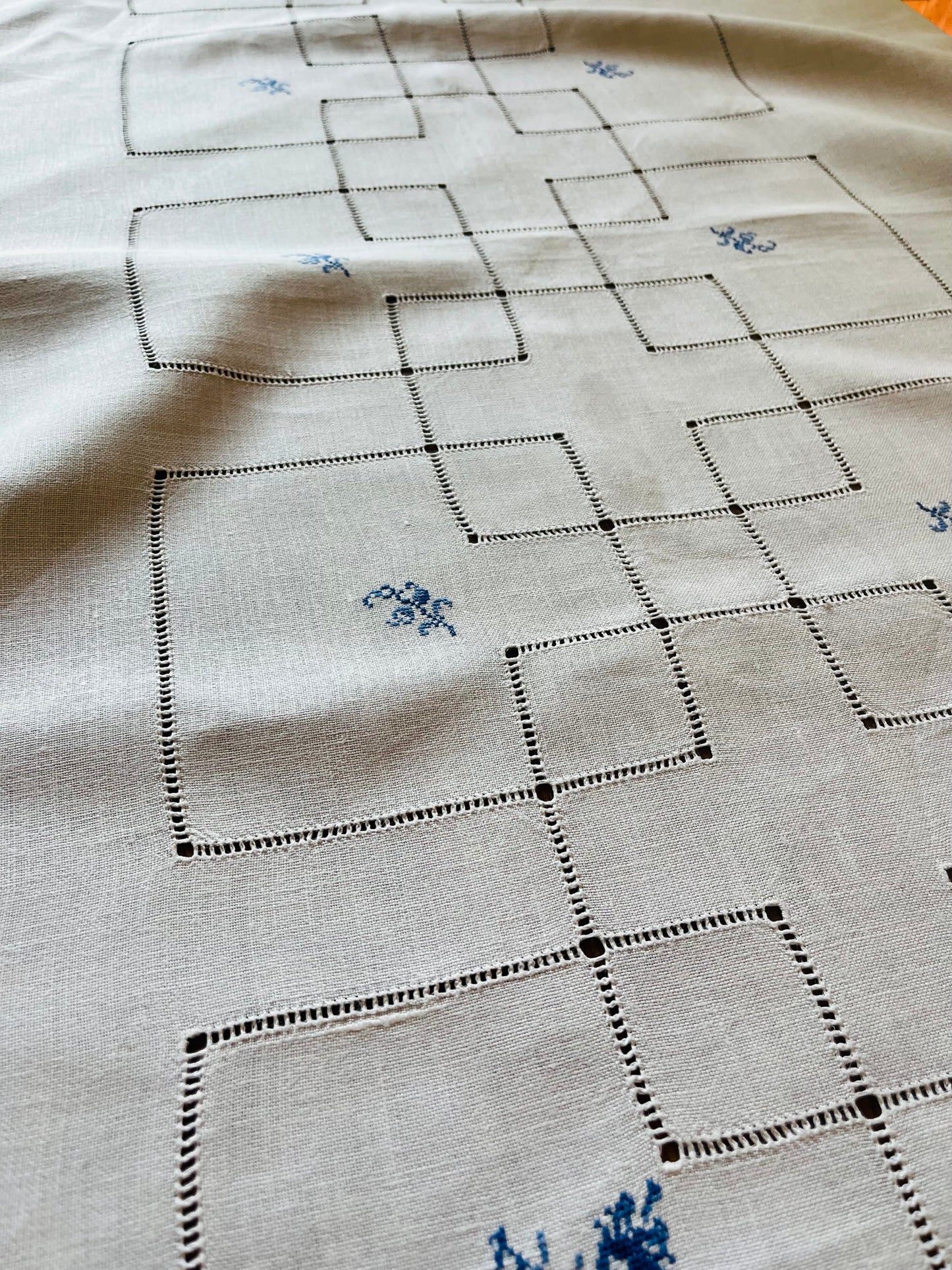 Feine große Tischdecke Leinen mit viel Hohlsaum und blauen gestickten Blüten