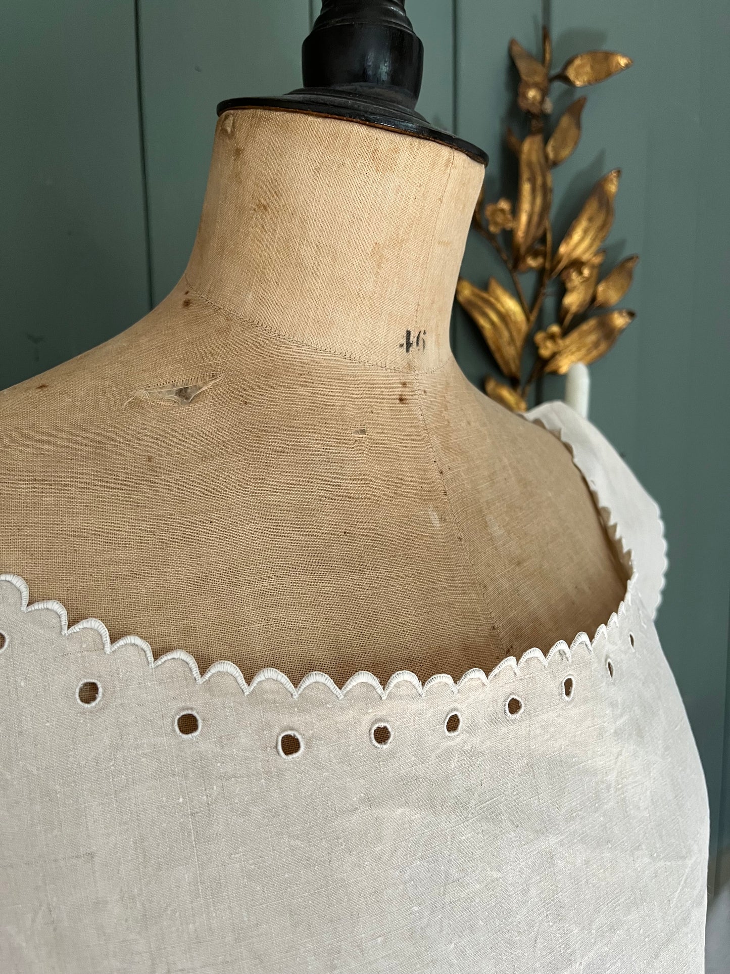 altes Leinenkleid aus Frankreich, Naturfarben, mit Bogenkante und Lochstickerei.