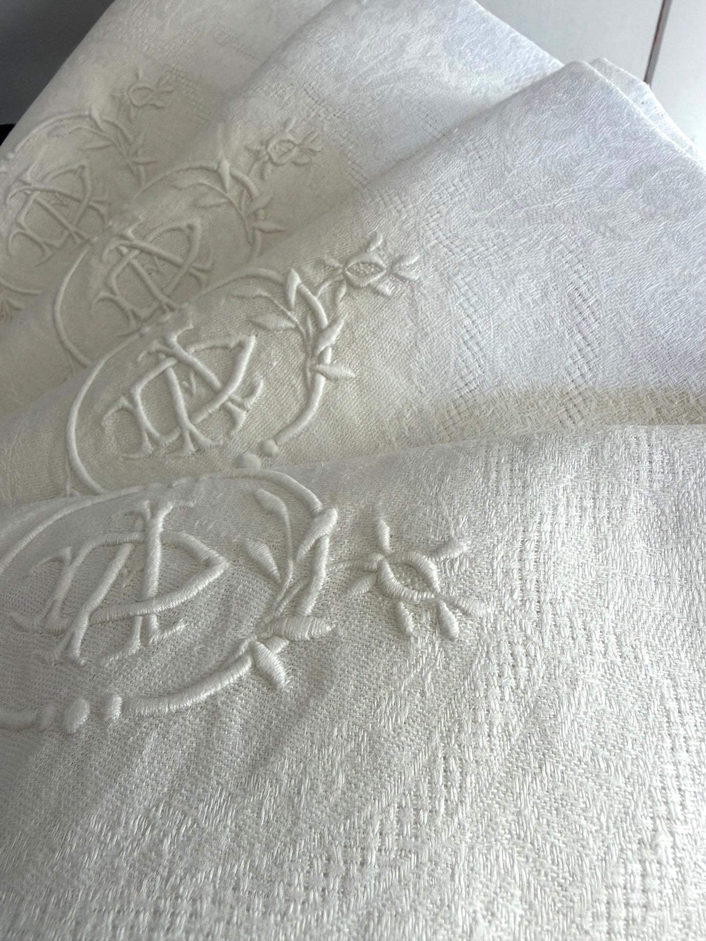 4 große imposante Servietten mit Monogramm aus Leinen, Belgien