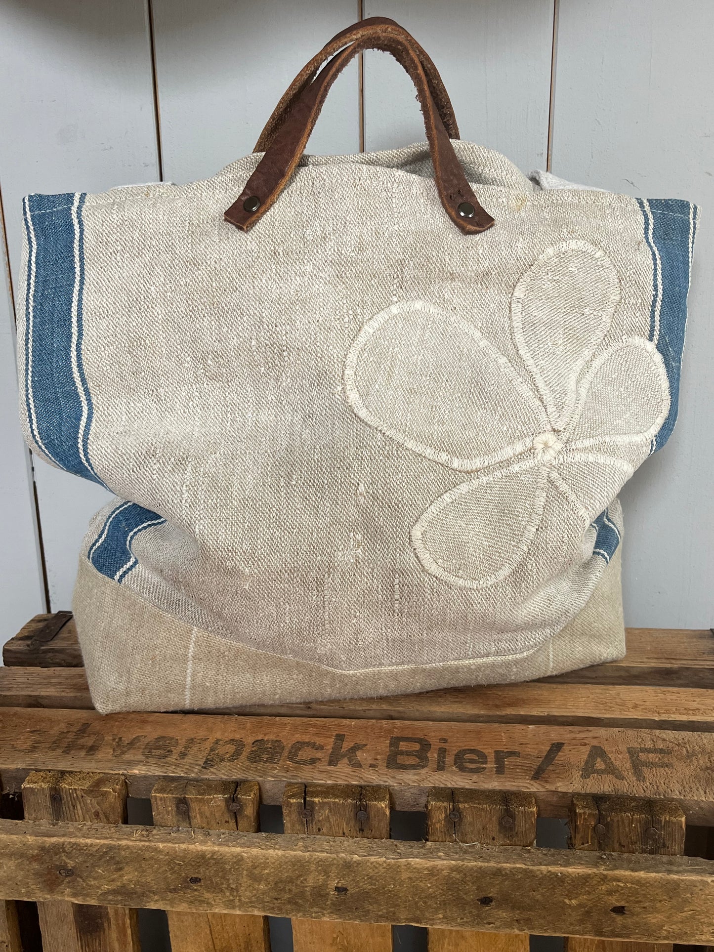 Very Vintage: Große Tasche aus altem Leinensack mit Streifen und Blüten