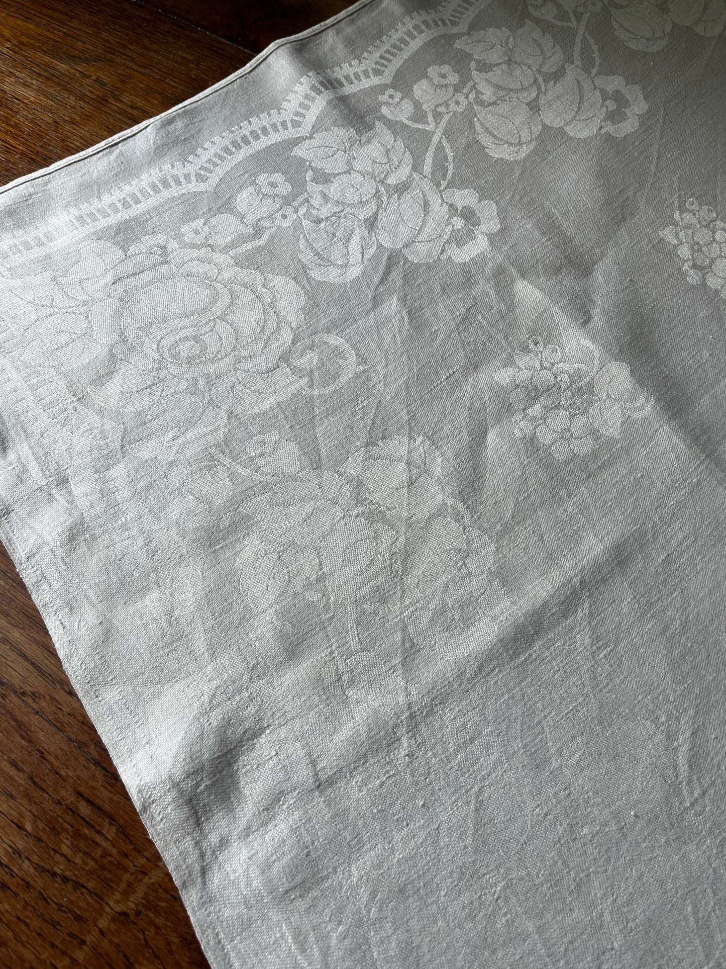 Schwere Tischdecke Damast um 1920 mit prächtigen Blumenmotiven 160 x 128