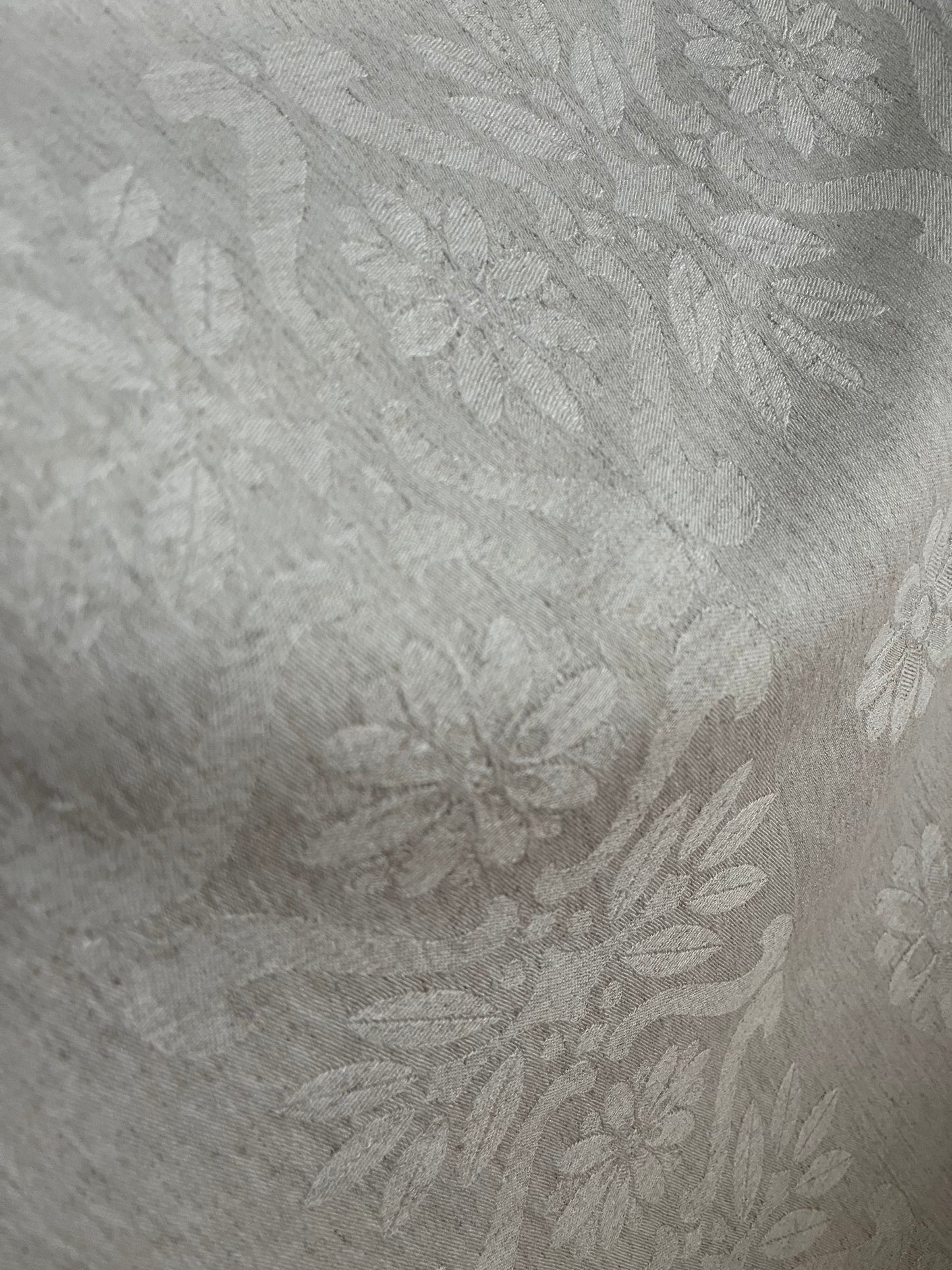 Großes Tuch aus Leinen/ Viskosemischung mit Damastblüten