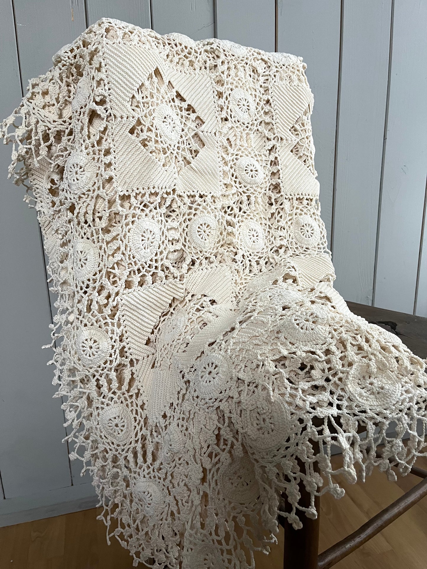 2,4 Kilo Brocken: Tagesdecke Häkeldecke aus Belgien 205 x 210