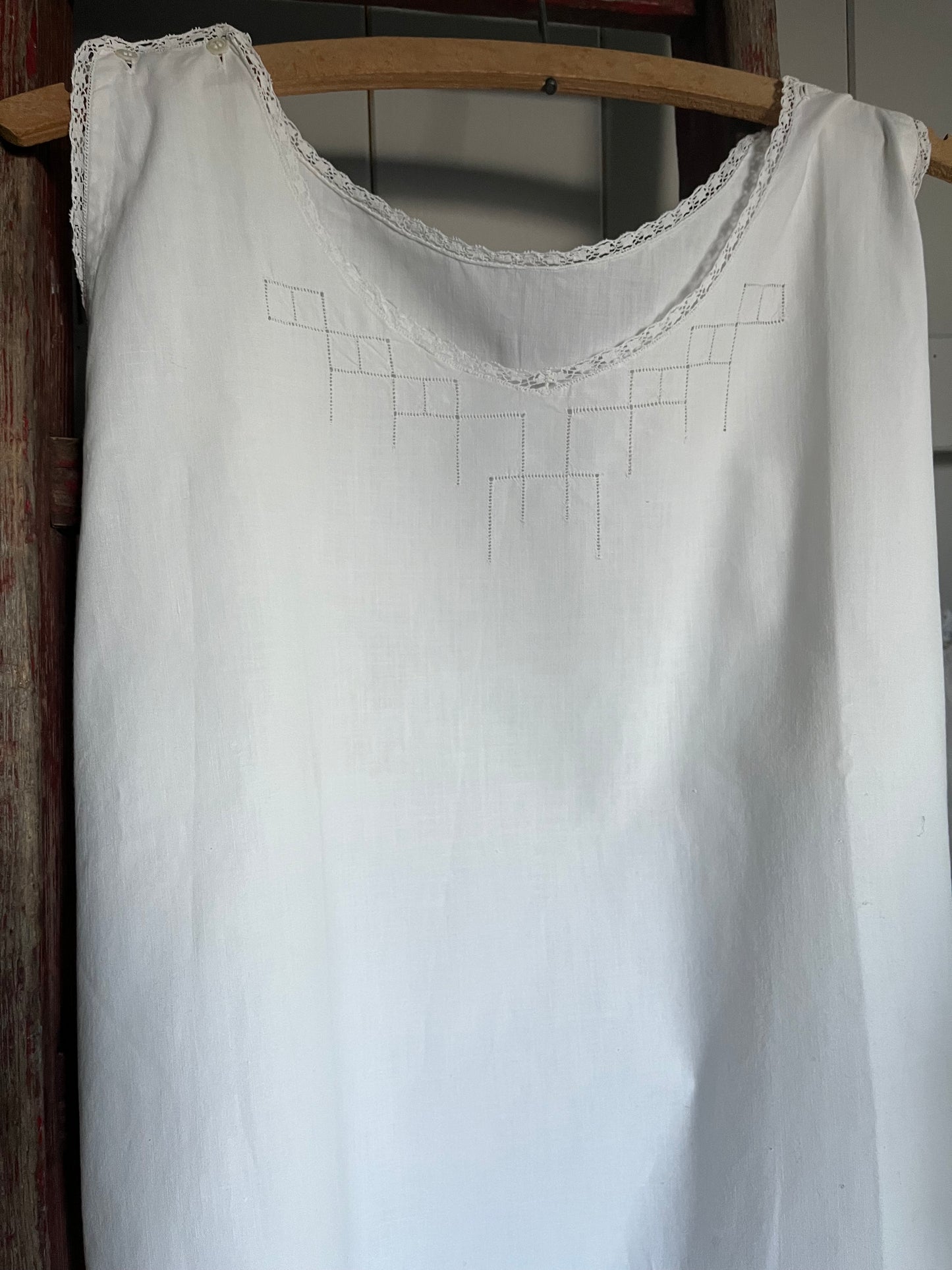 Kleid aus Frankreich mit Spitze und Lochstickerei