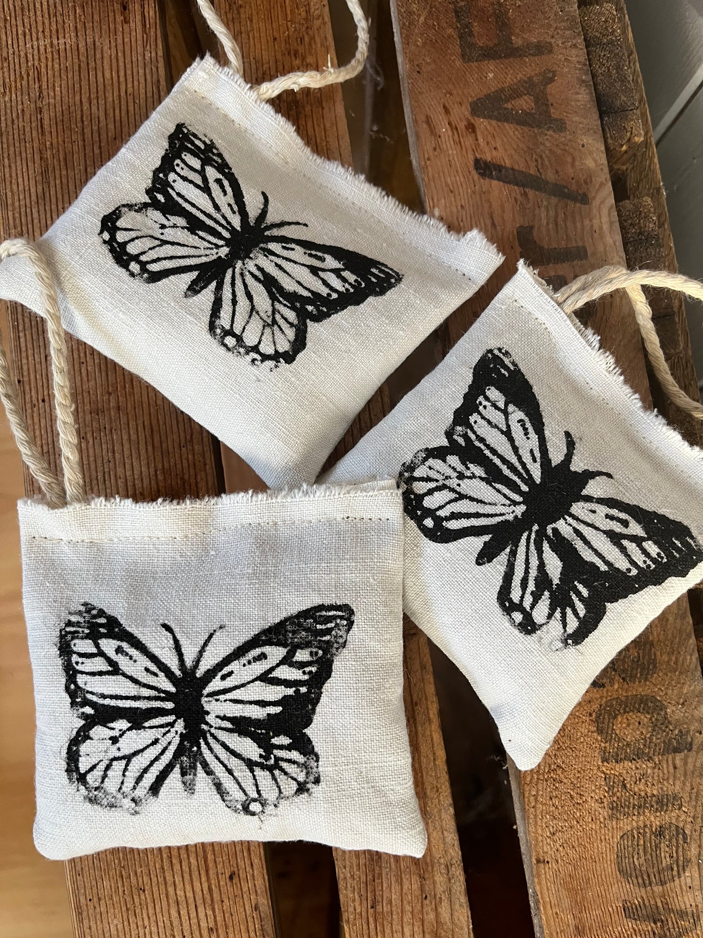 Lavendel-Butterfly: 3 große Duftkissen altes Leinen bedruckt mit Schmetterling