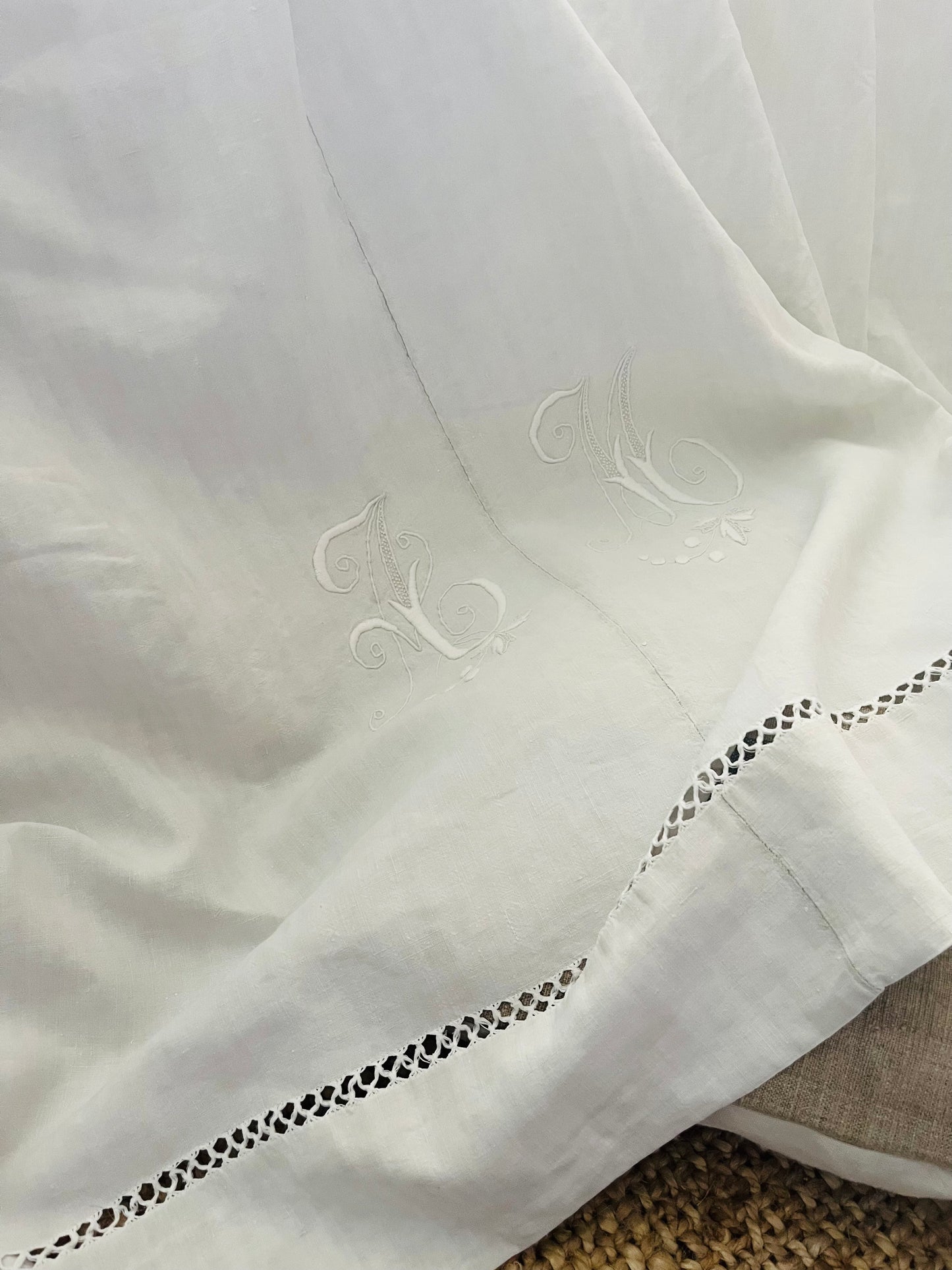 XL Leinen Laken aus Frankreich mit großem Monogramm und Hohlsaum