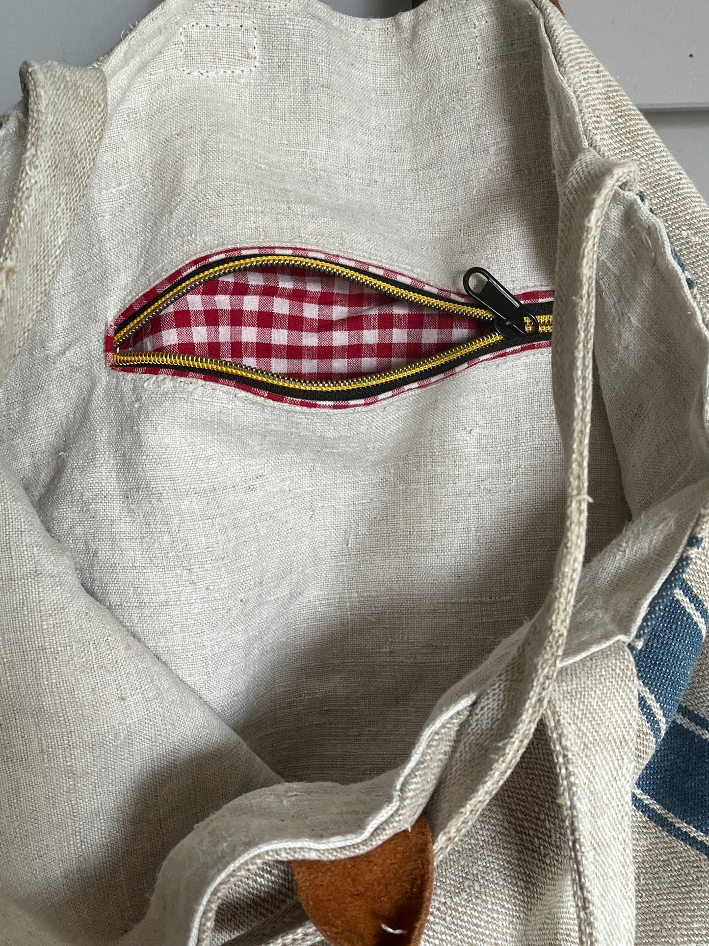 Very Vintage: Große Tasche aus altem Leinensack mit Streifen und Blüten