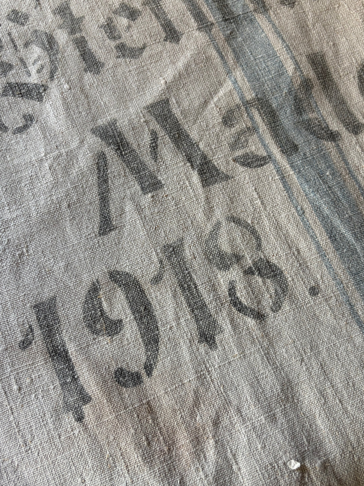 Prachtstück: sehr großer Leinensack mit blauen Streifen und original Aufschrift 140 x 60